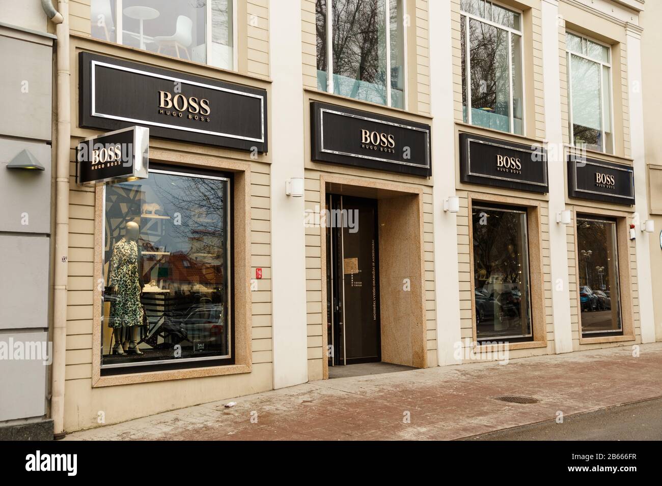 Vilnius, Lituania - 07 de marzo de 2020: Escaparate boutique Hugo Boss en  el casco antiguo. Hugo Boss es moda alemana de lujo y estilo brend  Fotografía de stock - Alamy