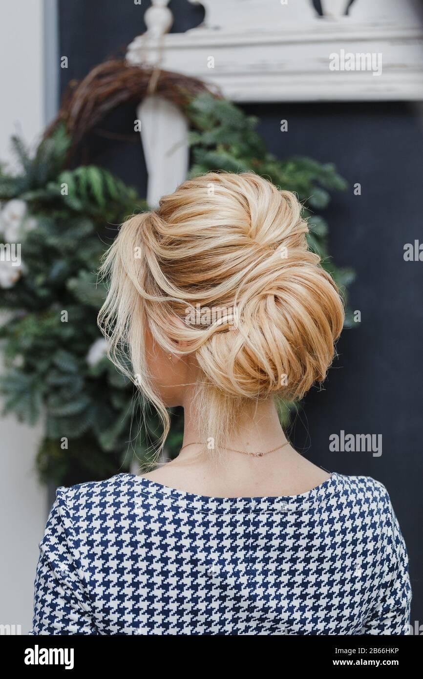 Detalle de peinado con giro francés en primer plano, vista posterior en  peluquería Fotografía de stock - Alamy