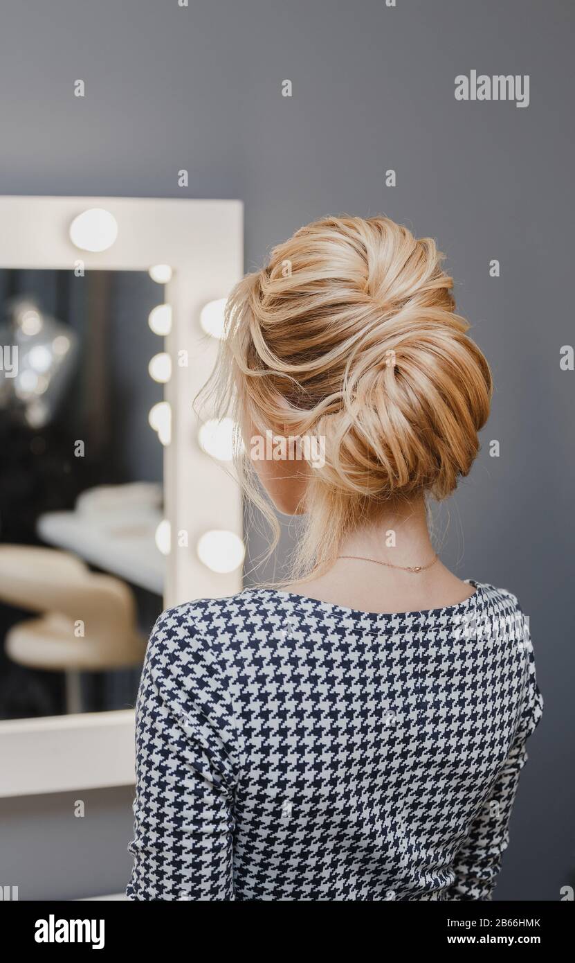 Detalle de peinado con giro francés en primer plano, vista posterior en  peluquería Fotografía de stock - Alamy