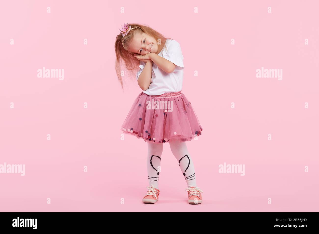 Falda de tutú rosa para niña sobre fondo de madera azul.