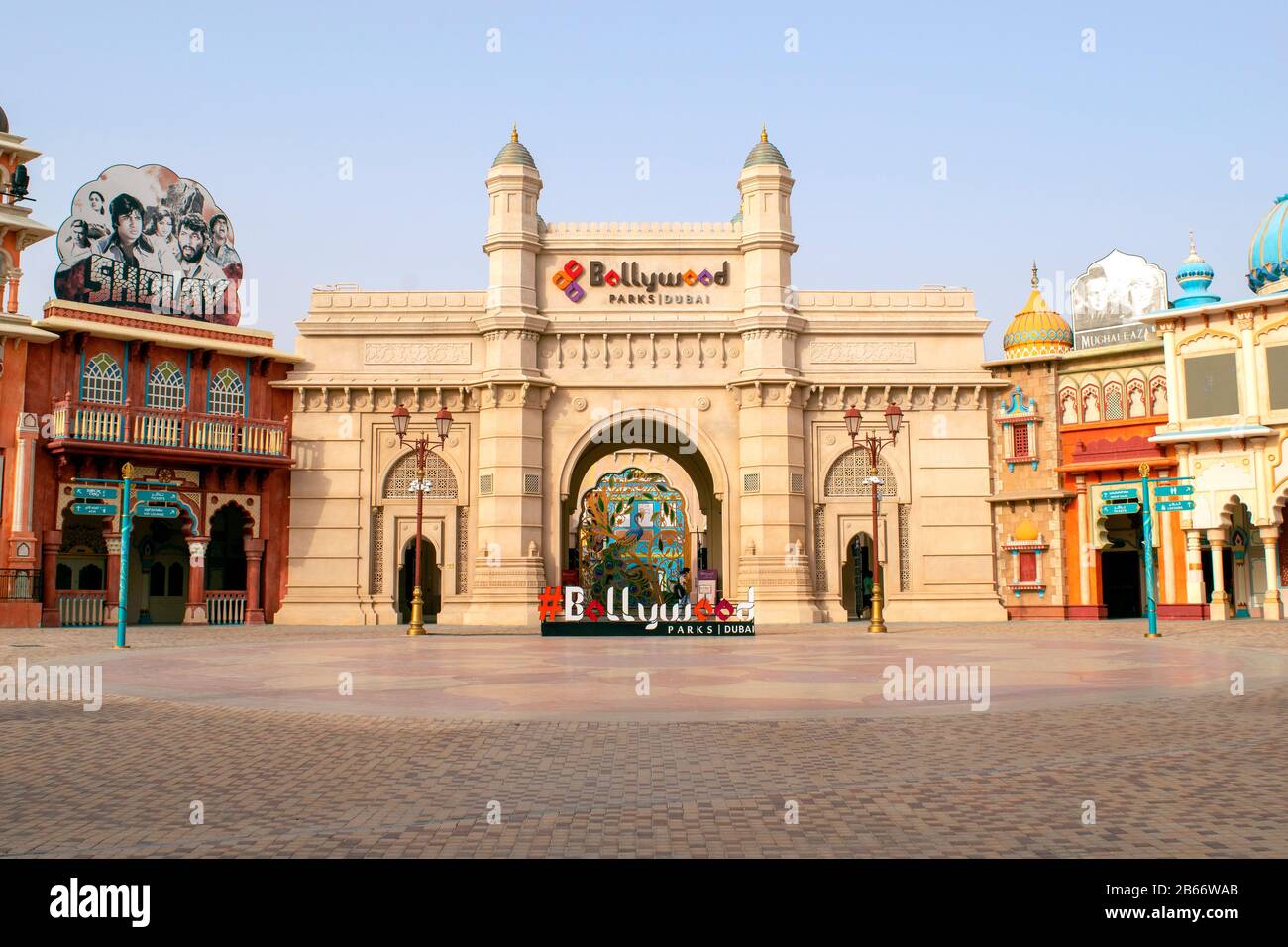Dubai / EAU - 9 de marzo de 2020: Entrada al parque Bollywood en Dubai Parks and Resorts. Bollywood parque temático. Foto de stock