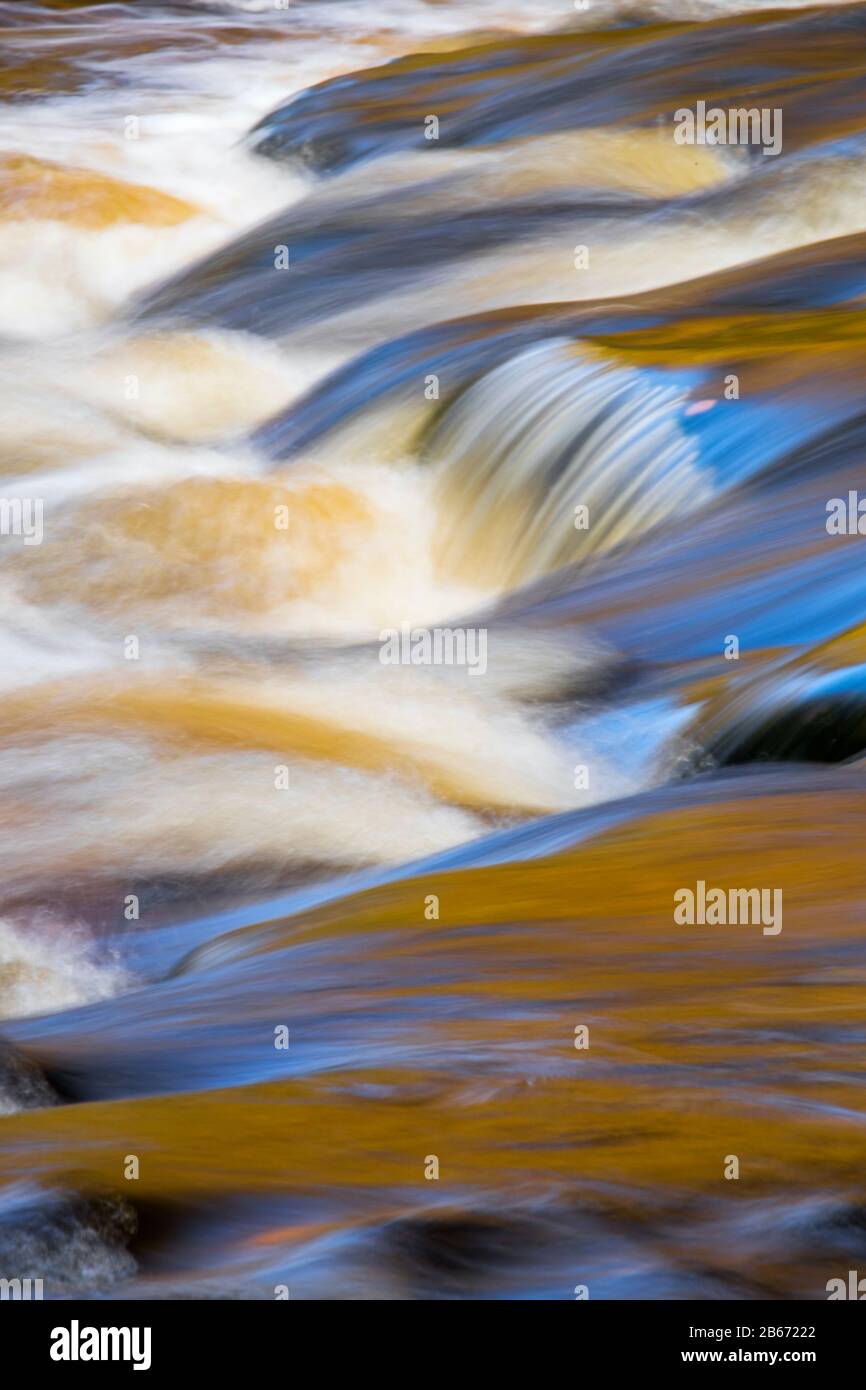 Color otoñal reflejado en el río Allen, Northumberland, Inglaterra Foto de stock