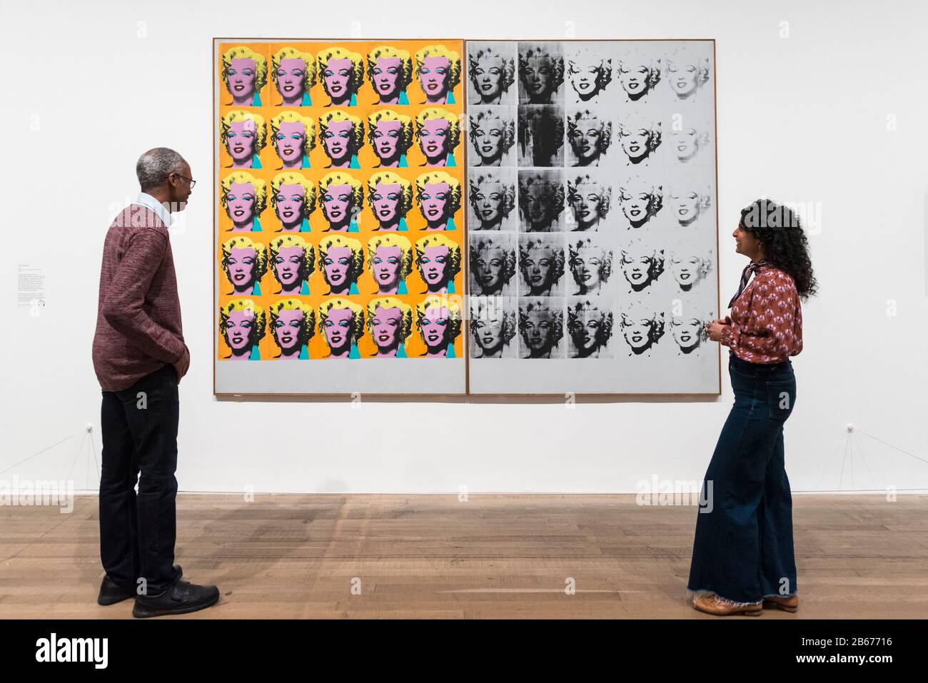 Londres, Reino Unido. 10 De Marzo De 2020. El personal posará junto a 'Marilyn Diptych', 1962, por Andy Warhol. Vista previa de 'Andy Warhol', una retrospectiva de más de 100 obras de uno de los artistas más reconocibles de finales del siglo XX. La exposición tiene lugar del 12 de marzo al 6 de septiembre de 2020 en Tate Modern. Crédito: Stephen Chung / Alamy Live News Foto de stock