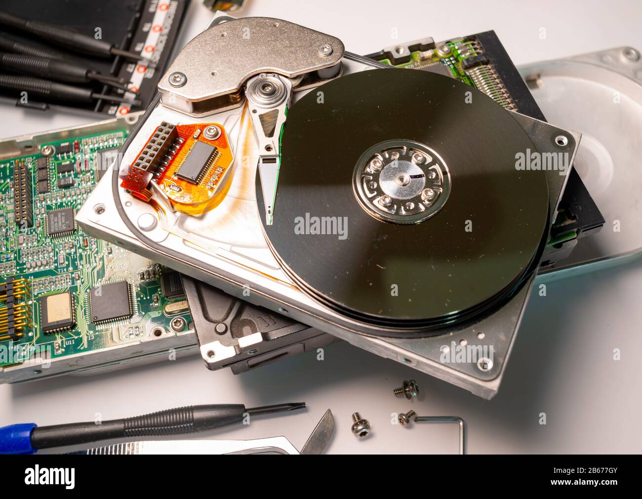 Desmontar el disco duro del ordenador, el disco duro con efecto espejo. Abre el disco duro desde el disco duro del equipo con efectos espejo. Parte del equipo pc, l Foto de stock