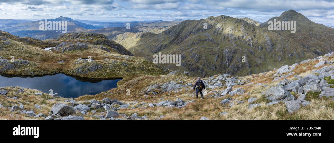 Vista hacia Beinn Ressipol desde las laderas de Sgurr a' Chaorainn, Ardgour y Sunart, Escocia Foto de stock