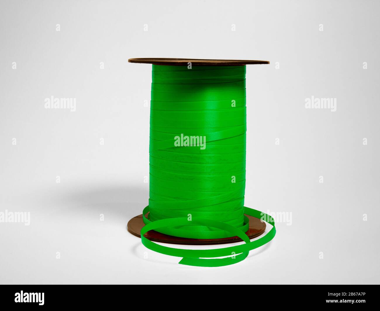 un rollo verde de cinta para decorar regalos sobre un fondo blanco  Fotografía de stock - Alamy
