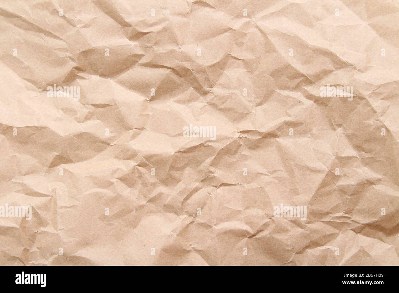 Fondo de papel Kraft marrón claro arrugado Fotografía de stock - Alamy