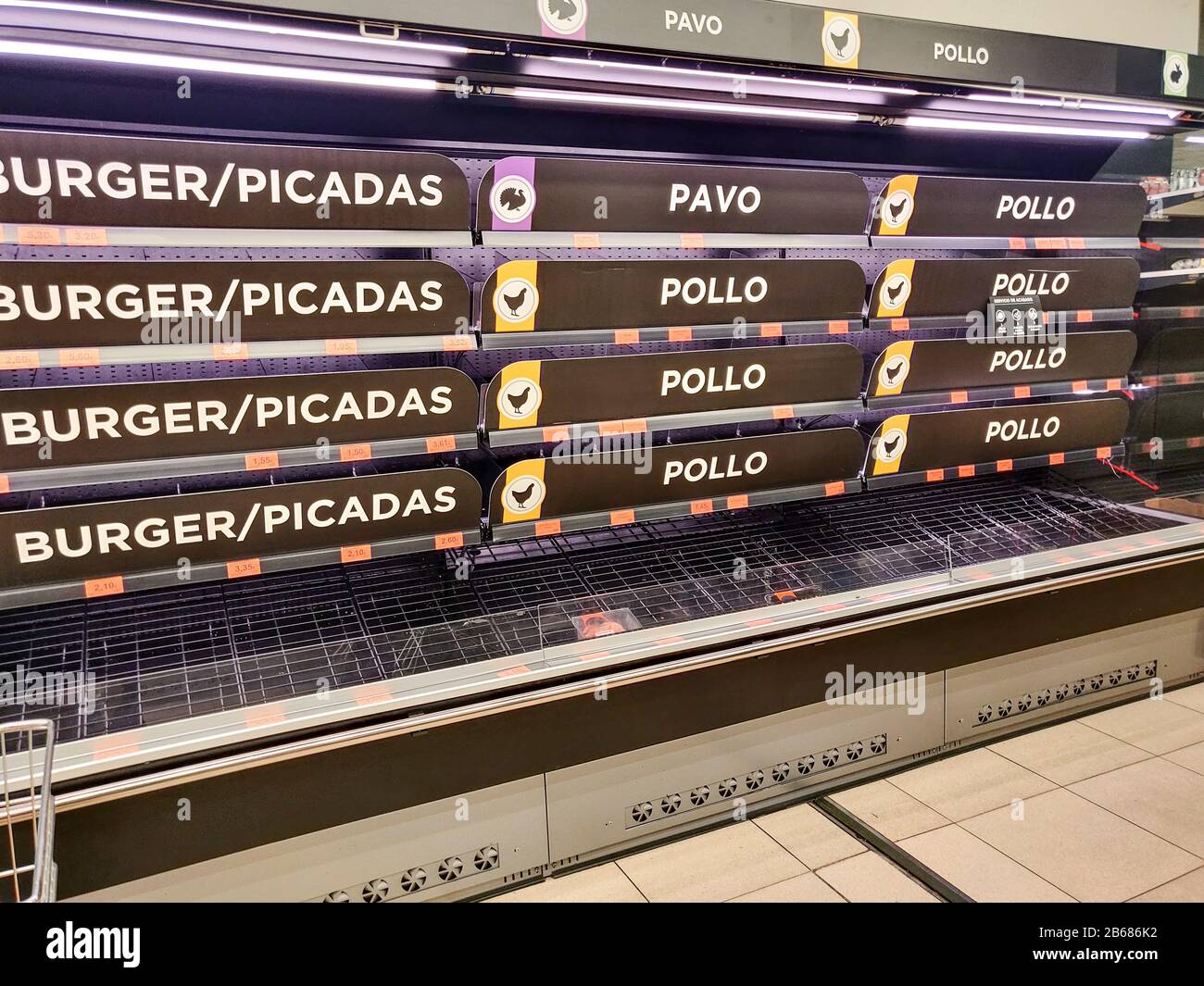 Vista de las estanterías vacías de productos cárnicos en un supermercado de Madrid, España, 10 de marzo de 2020. La Asociación Española de cadenas de Supermercados pidió calma después de que una mayor afluencia de consumidores alcanzara los mercados las últimas horas. Se confirma que un total de 1,200 personas están infectadas con coronavirus en España, de las cuales 30 murieron a causa del virus.EFE/Rodrigo Jiménez Foto de stock