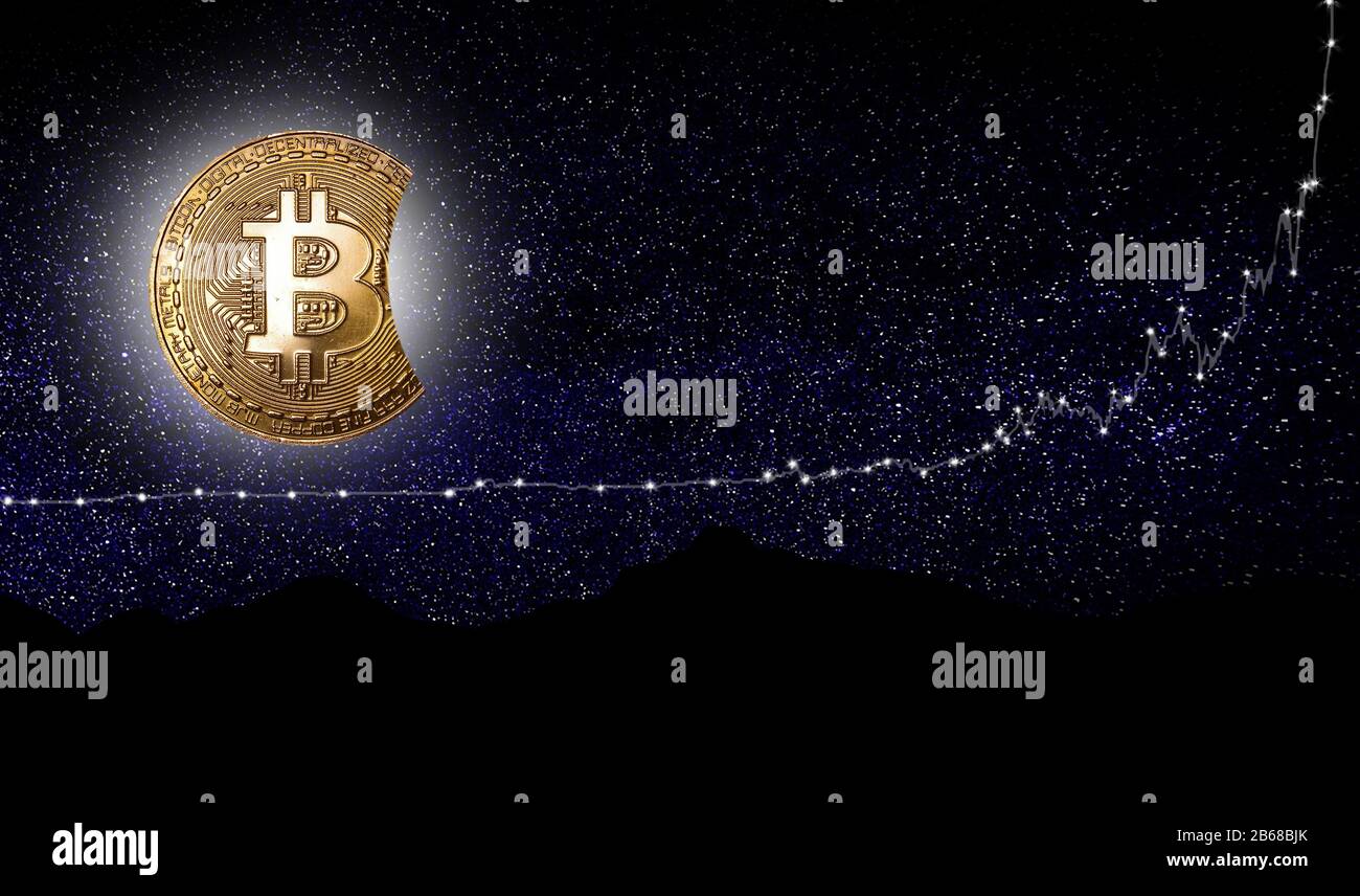 Símbolo de bitcoin como una luna de oro frente al cielo estrellado nocturno. Concepto futuro de Criptocourrencia Foto de stock