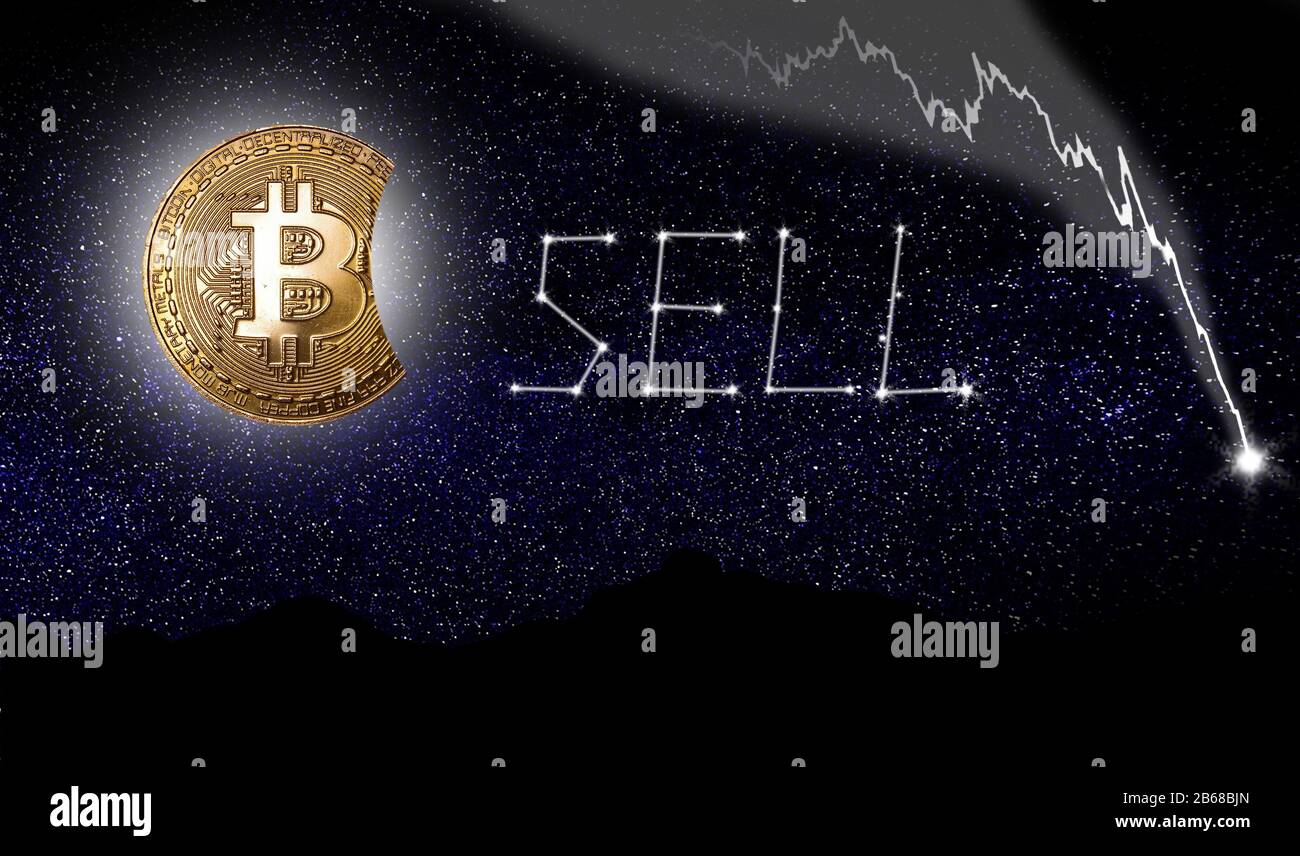 Símbolo de bitcoin como una luna de oro y constallación con palabra vender como previsión frente al cielo estrellado de la noche Foto de stock