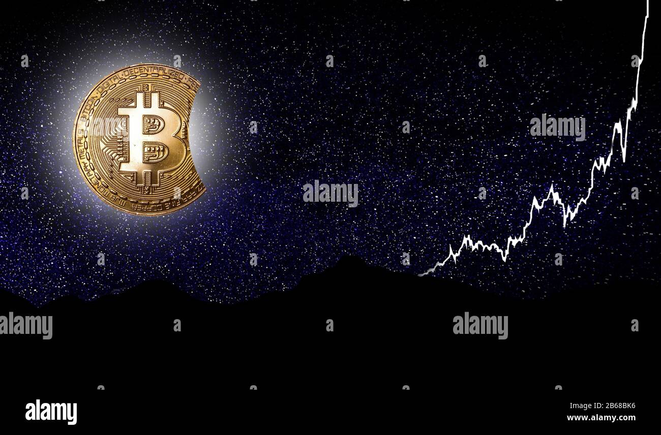 Símbolo de bitcoin como una luna de oro frente al cielo estrellado nocturno. Concepto futuro de Criptocourrencia Foto de stock