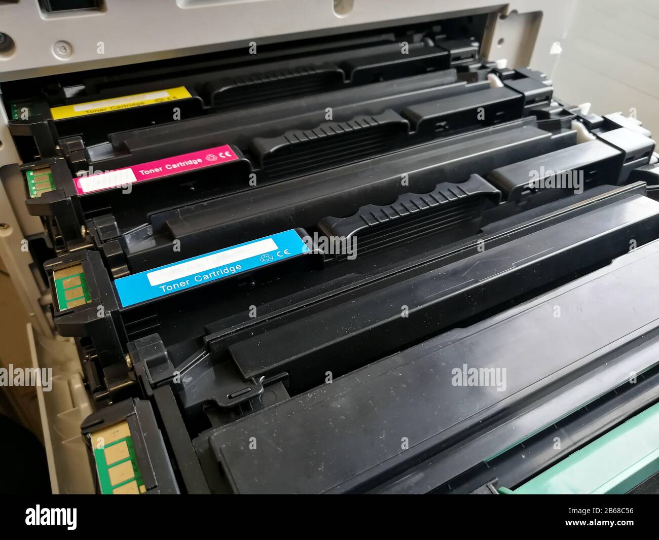 Cambio de los cartuchos de tóner de color de la fotocopiadora en la oficina  Fotografía de stock - Alamy