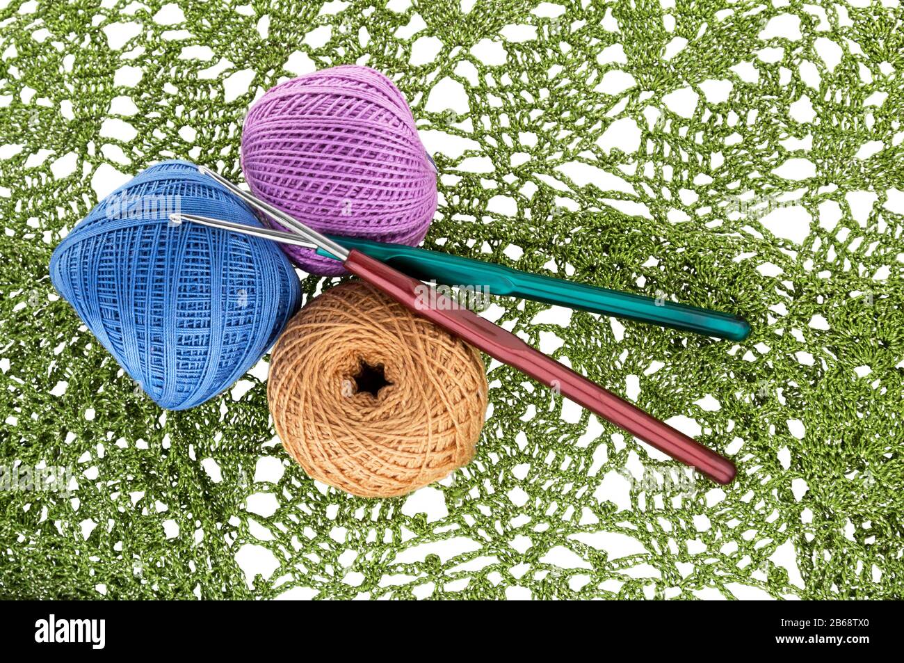 Hilos para tejer crochet y ganchillo con aguja sobre fondo blanco aislado.  Vista de frente Stock Photo