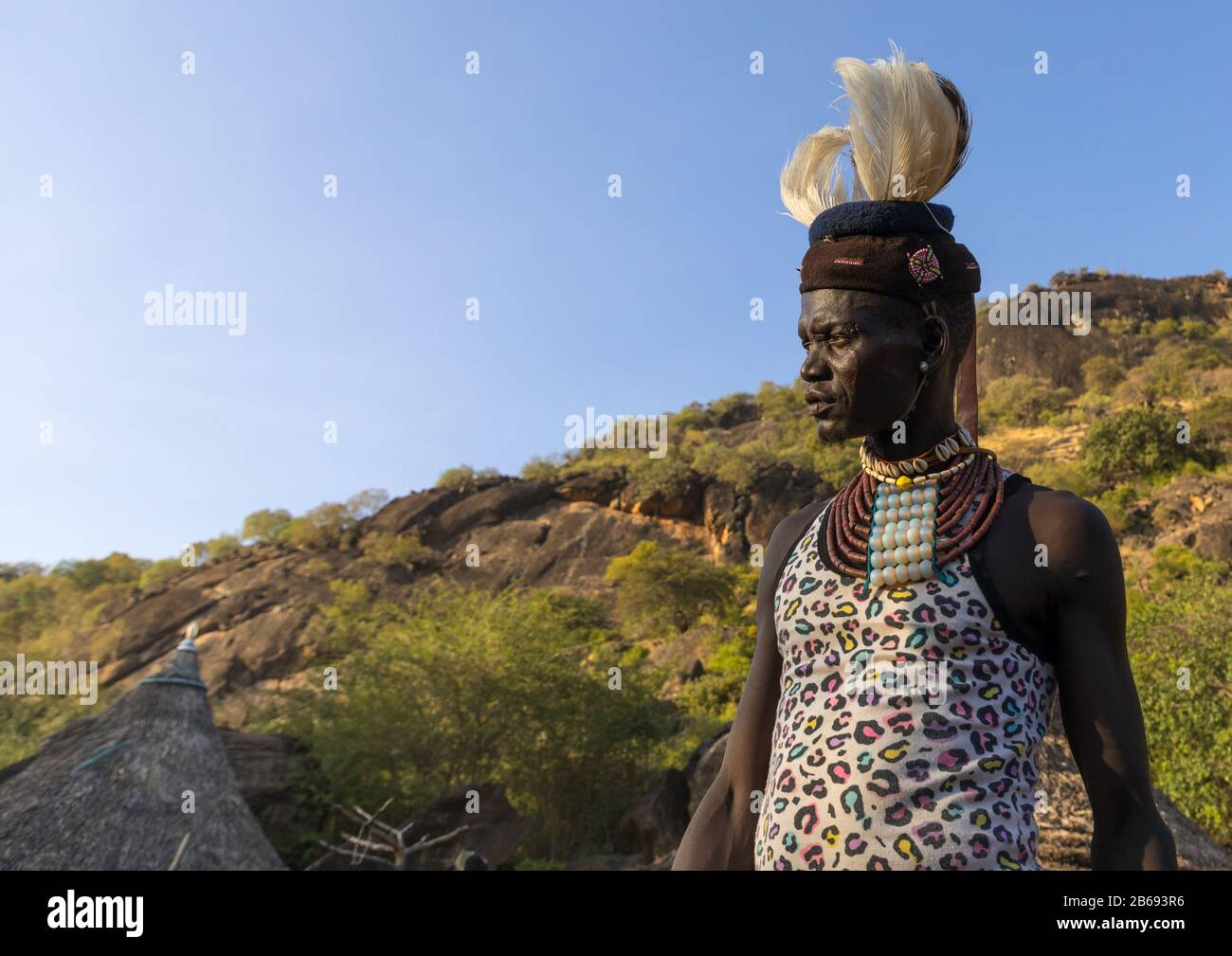 Novio de la tribu Larim durante una ceremonia de boda en las montañas Boya, Imatong, Sudán del Sur Foto de stock