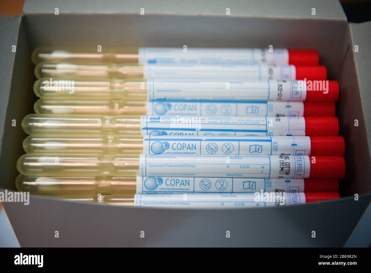 Una caja de hisopos médicos estériles no utilizados, que se utilizan para  probar el COVID-19 en el laboratorio de microbiología del Centro de  Virología especializada del Hospital Universitario de Gales en Cardiff