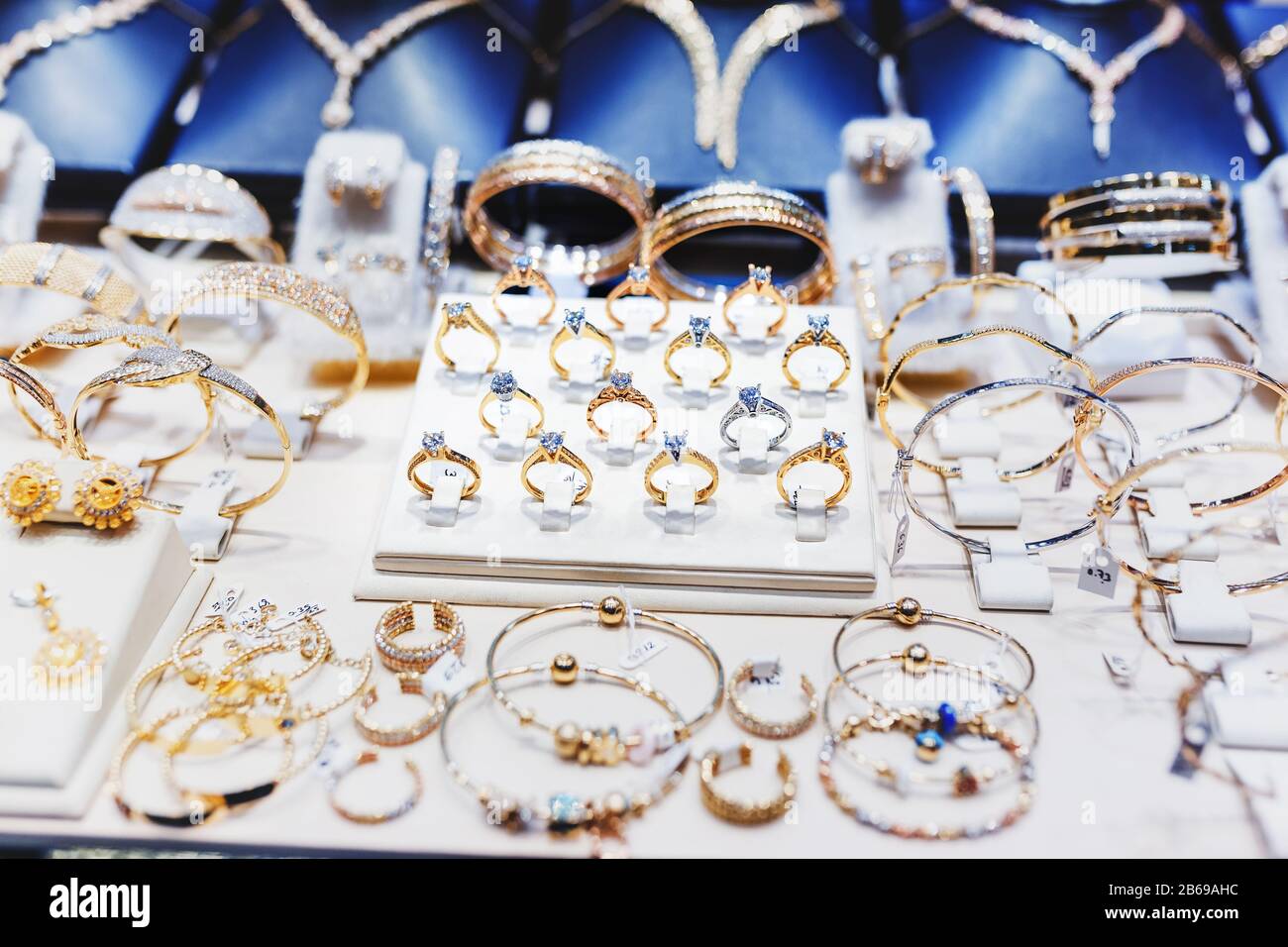 Conjunto de joyas preciosas de lujo a la venta en la tienda Fotografía de  stock - Alamy