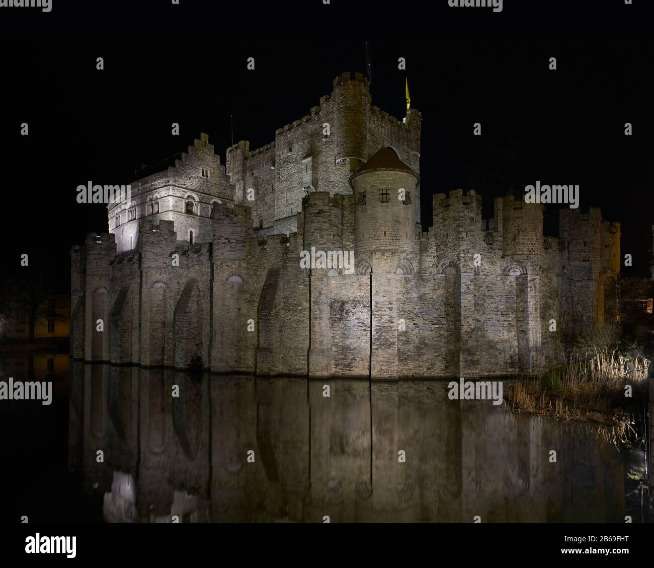 Castillo De Gravensteen, Gante, Bélgica. El edificio comenzó 1180. Foto nocturna con reflexión. Foto de stock