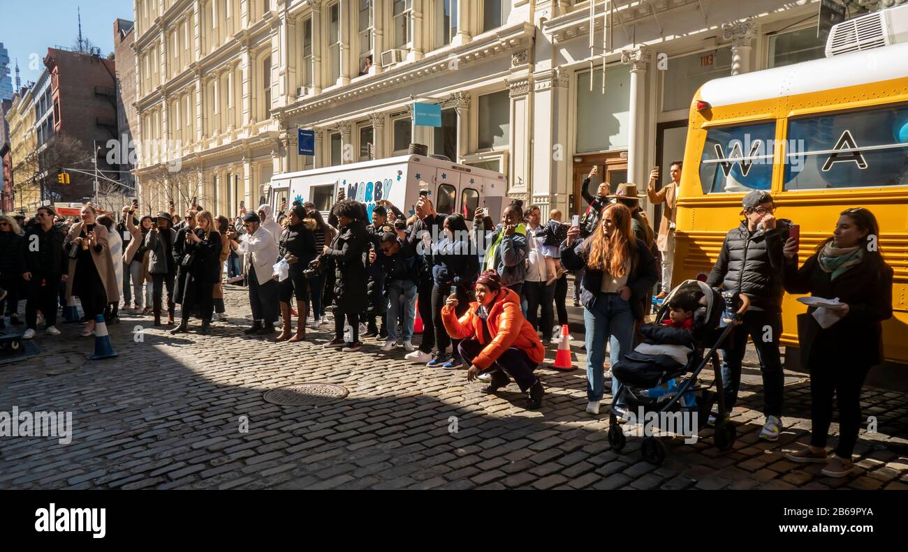 Los visitantes de la tienda de gafas Warby Parker en Soho, Nueva York, el sábado 7 de marzo de 2020 celebran el décimo aniversario del negocio óptico con un evento de Marca. El comerciante de gafas está siguiendo los pasos de otras compañías de comercio electrónico en la búsqueda de que necesitan una presencia física para atender y atraer a los clientes. (© Richard B. Levine) Foto de stock