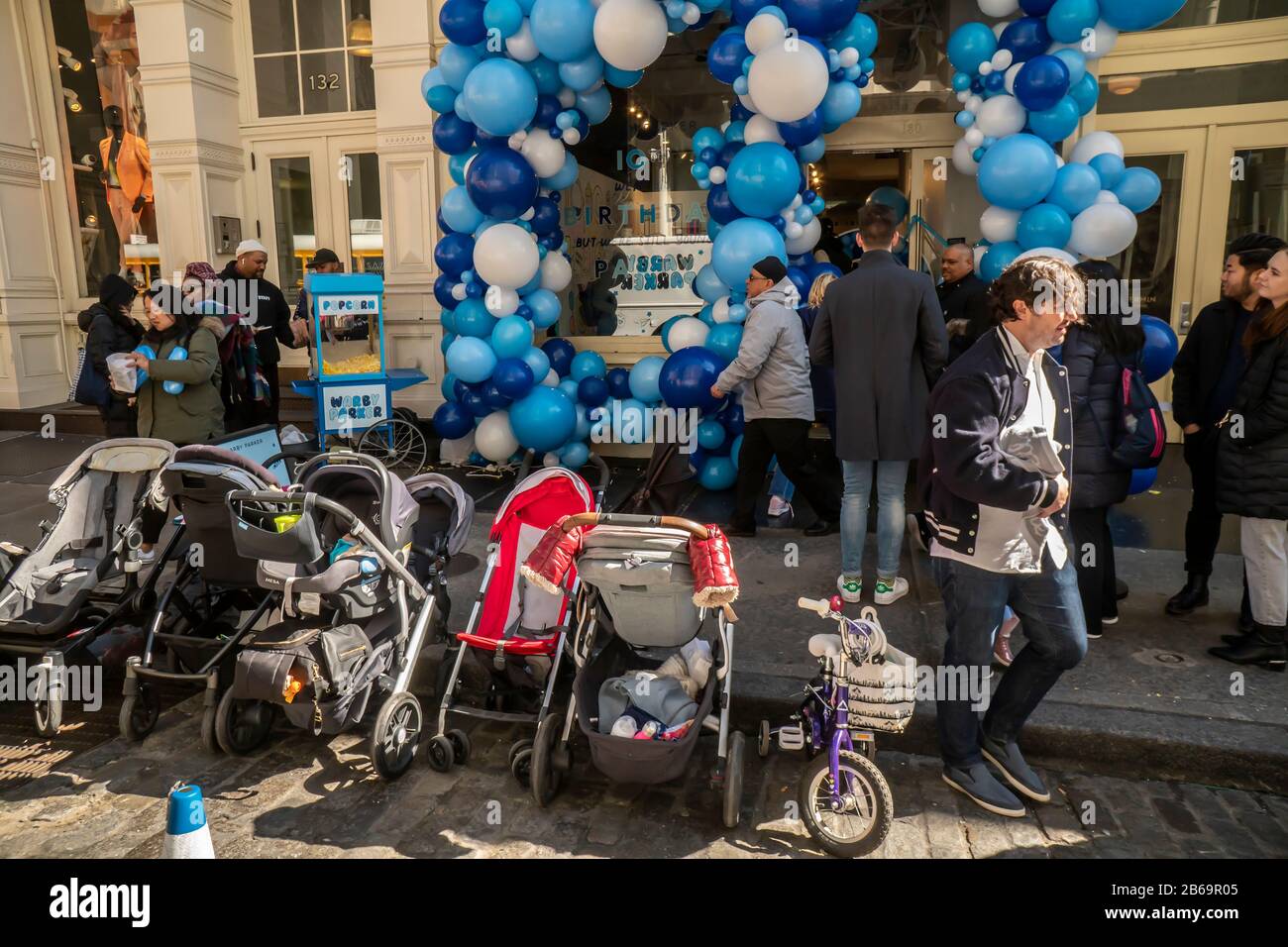 Los visitantes de la tienda de gafas Warby Parker en Soho, Nueva York, el sábado 7 de marzo de 2020 celebran el décimo aniversario del negocio óptico con un evento de Marca. El comerciante de gafas está siguiendo los pasos de otras compañías de comercio electrónico en la búsqueda de que necesitan una presencia física para atender y atraer a los clientes. (© Richard B. Levine) Foto de stock