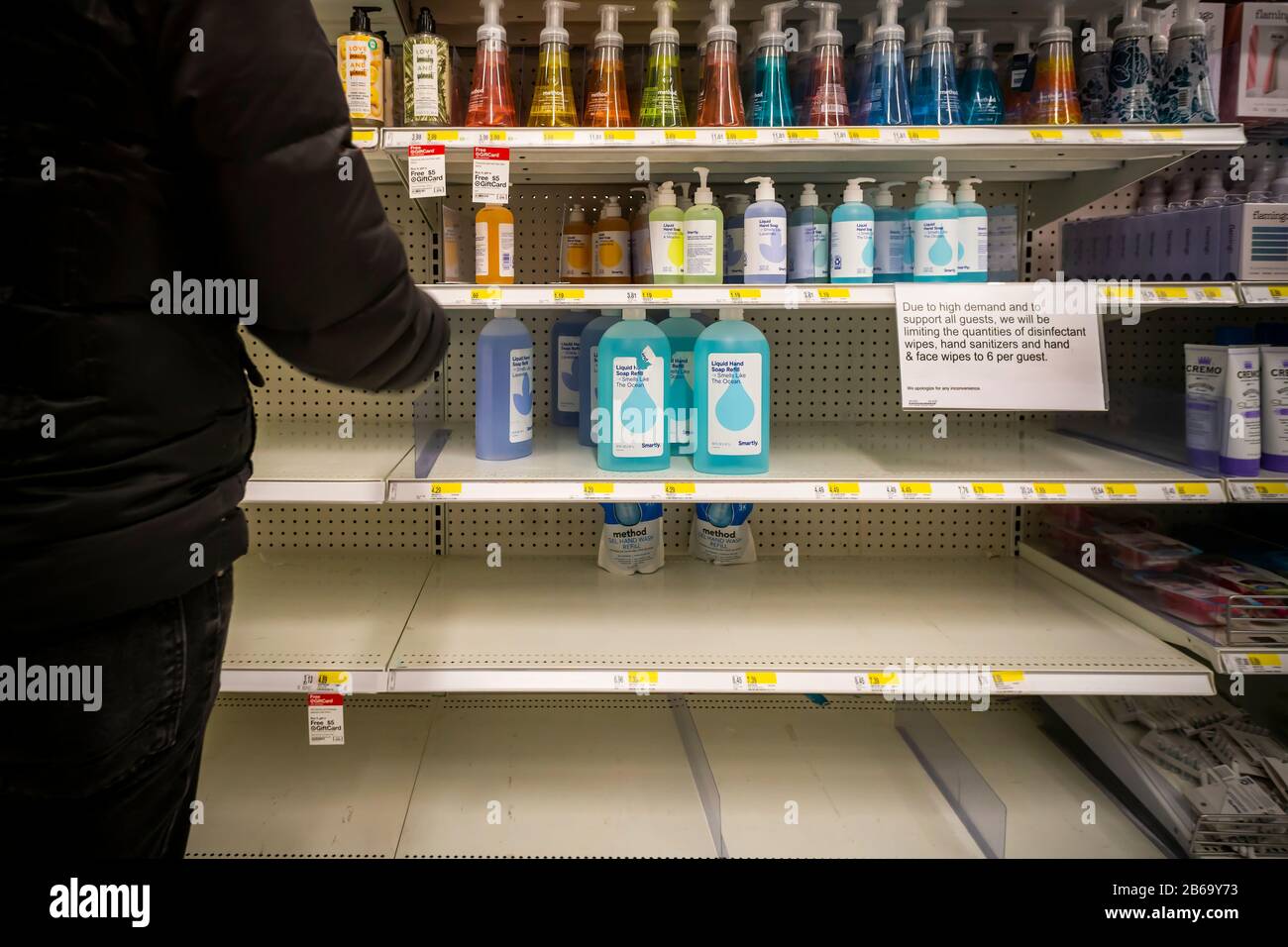Un cartel en los estantes vacíos del desinfectante de manos de una tienda Target en Nueva York el lunes 9 de marzo de 2020 informa a los clientes de su límite de seis botellas en la compra de su inventario inexistente de desinfectante de manos. (© Richard B. Levine) Foto de stock