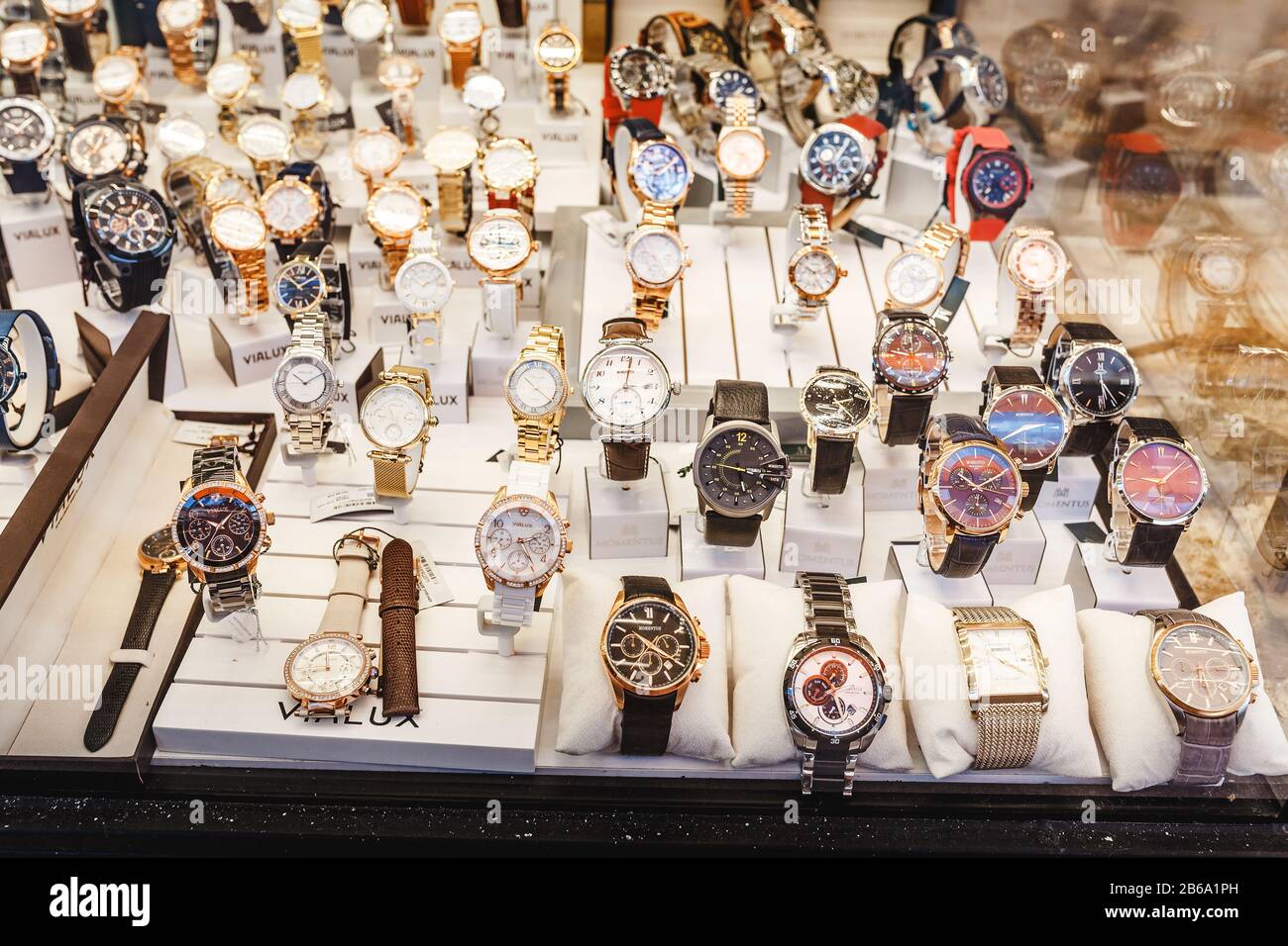 28 DE SEPTIEMBRE de 2017, ESTAMBUL, TURQUÍA: Varios relojes de pulsera en  el mostrador de la tienda en el mercado del Gran Bazar Fotografía de stock  - Alamy