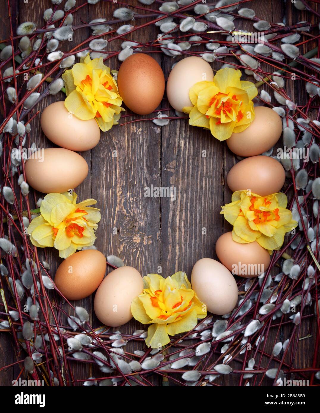 Comida de Pascua fondo vacío con huevos de Pascua y las flores de la primavera. Vista superior con espacio de copia. Foto de stock