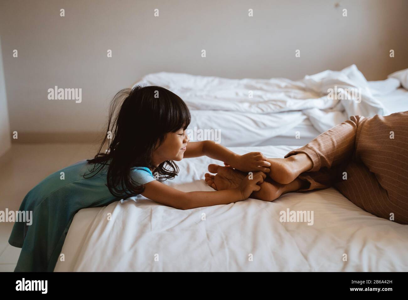 щекотка девушки на кровати. дети щекочут друг друга. пятки гвен бен 10. щекотка гвен теннисон. видео как щекотят девушек в кровати.