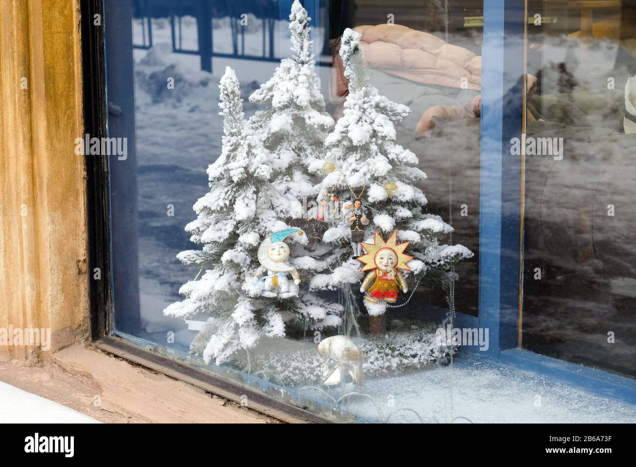 Juguetes de Navidad en una ventana sucia de la tienda. Preparación para el nuevo año Foto de stock