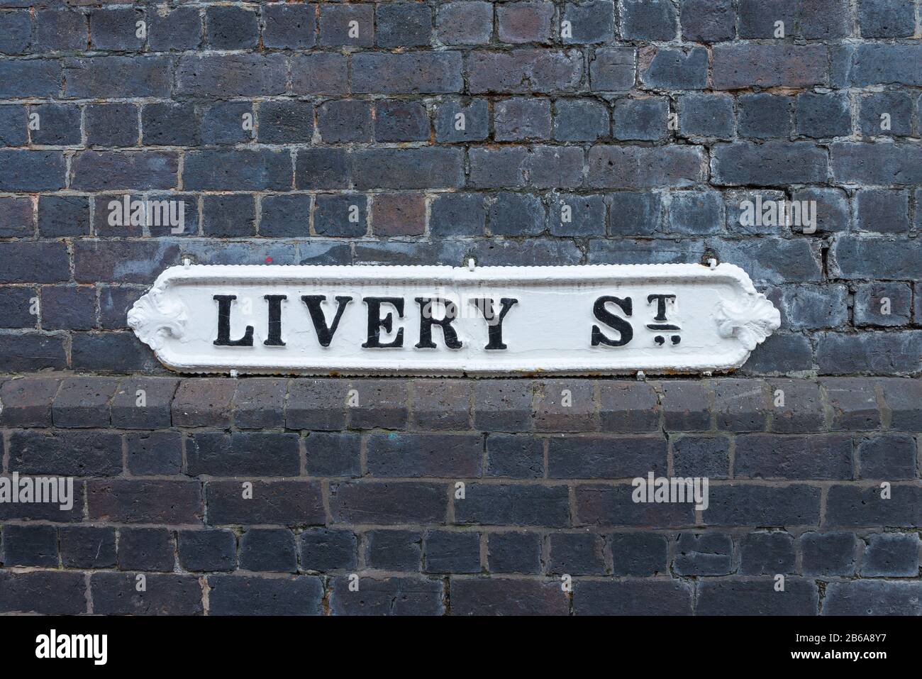 Cartel con el nombre de la calle en ladrillos azules de ingeniería en la calle Livery Street en el centro de Birmingham, Reino Unido Foto de stock