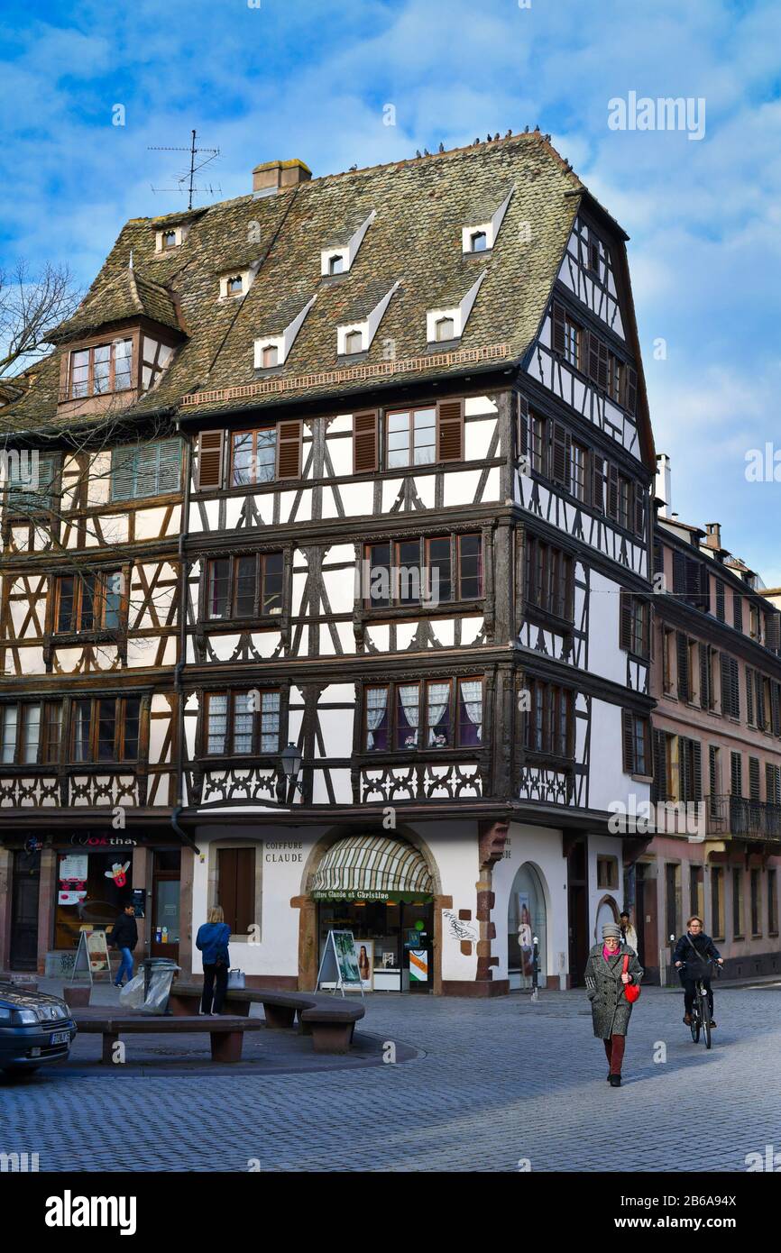 Antigua casa de entramado de madera edificios residenciales en el centro histórico de la ciudad de Estrasburgo en Francia Foto de stock