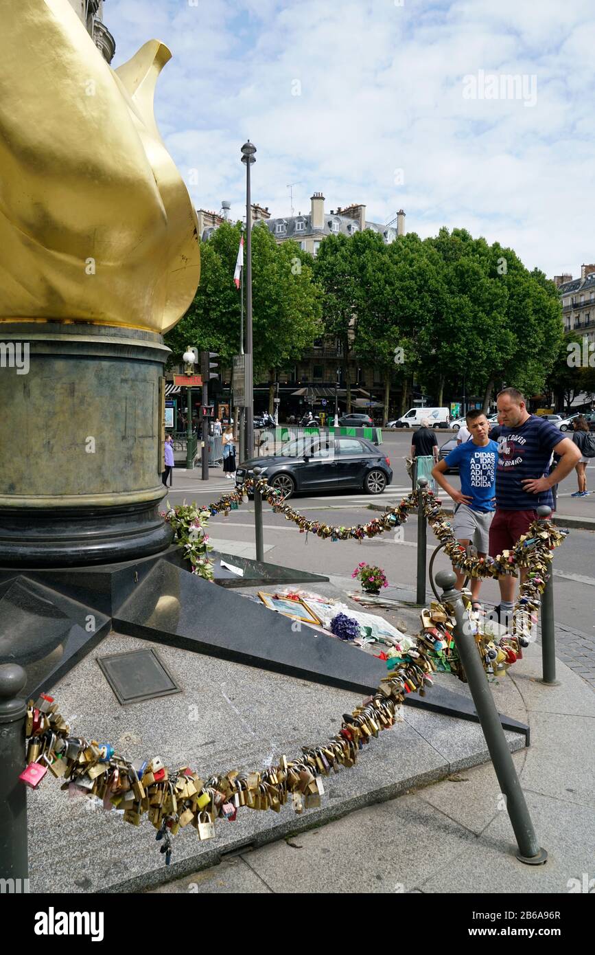 Visitantes frente a la llama de la Libertad el memorial no oficial de la princesa Diana en el lugar Diana por el Pont de l'Alma.Paris.France Foto de stock