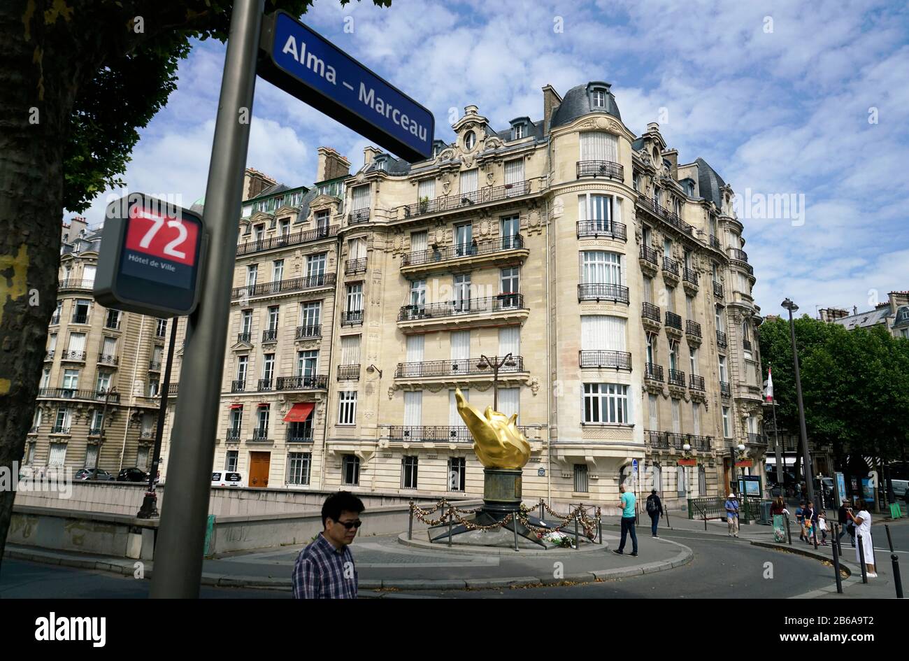 Llama de la libertad el memorial no oficial de la princesa Diana en el lugar Diana por el Pont de l'Alma con la señal de parada de autobús de Alma Marceau en primer plano.Paris.France Foto de stock