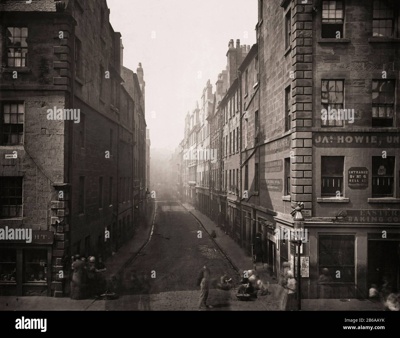 Bell Street de High Street, Glasgow, Escocia en la década de 1870. Fotografía de Los Antiguos Cerros y Calles de Glasgow, del fotógrafo escocés Thomas Annan 1829-1887. Foto de stock