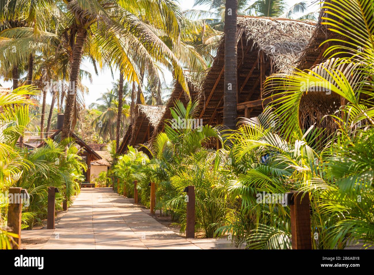 Cabañas de playa y cabañas hechas de bambú, azulejos de arcilla y hojas