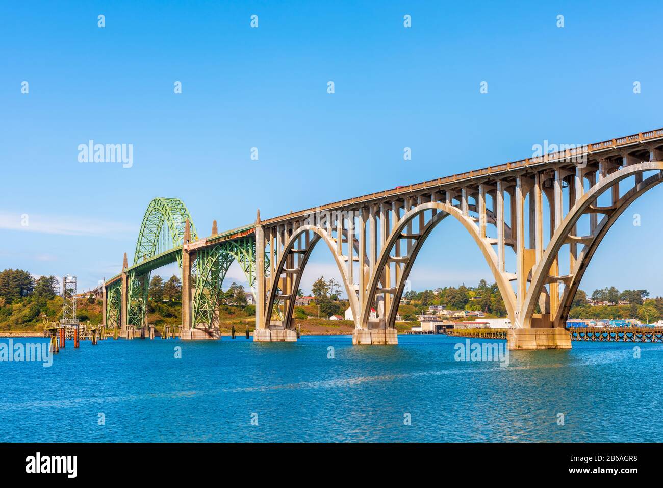 Yaquina Bay Bridge en Newport, Oregón, EE.UU Foto de stock