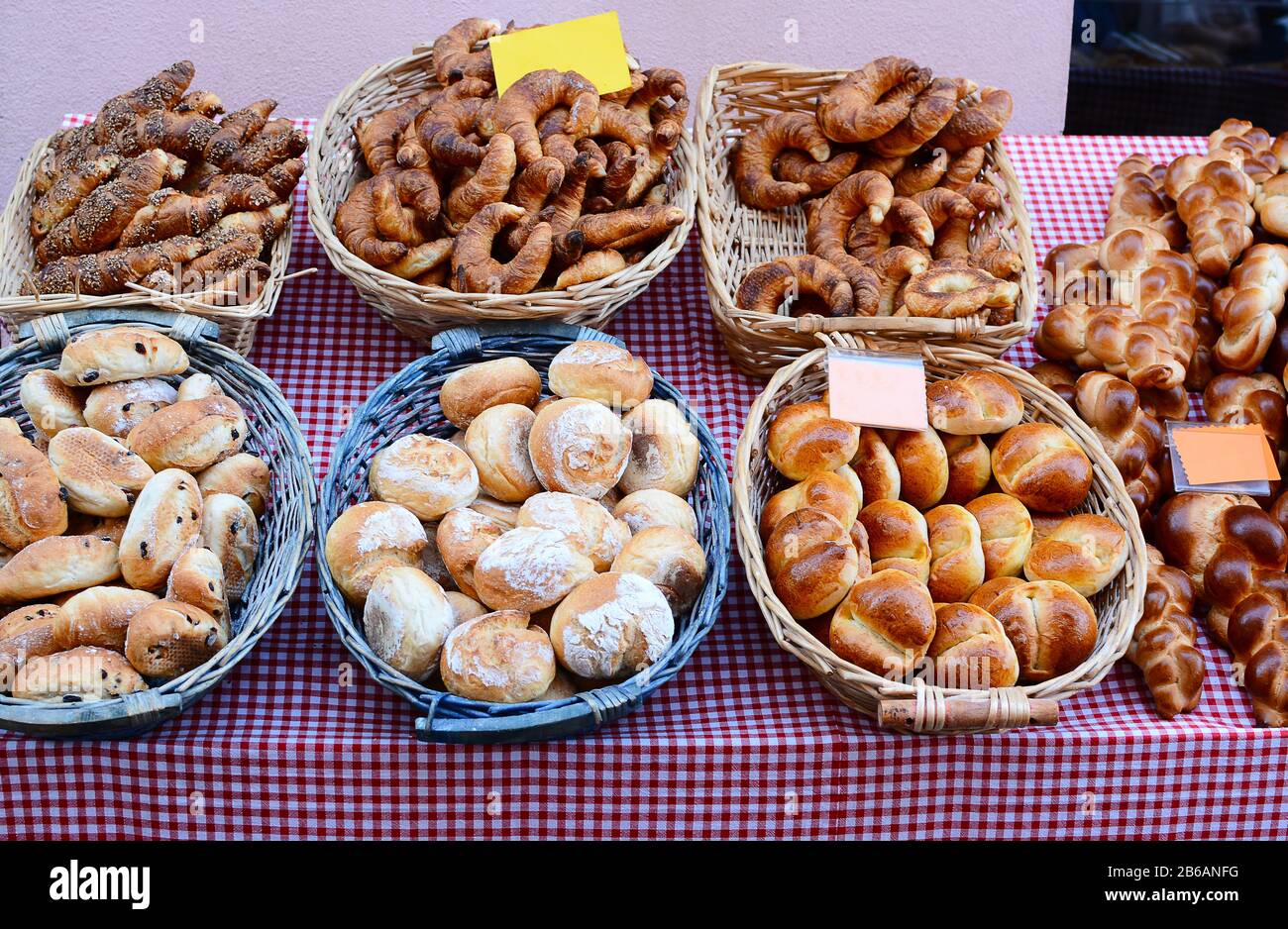 Surtido de panes y pasteles en un mercado de granjeros al aire libre en Suiza. Foto de stock