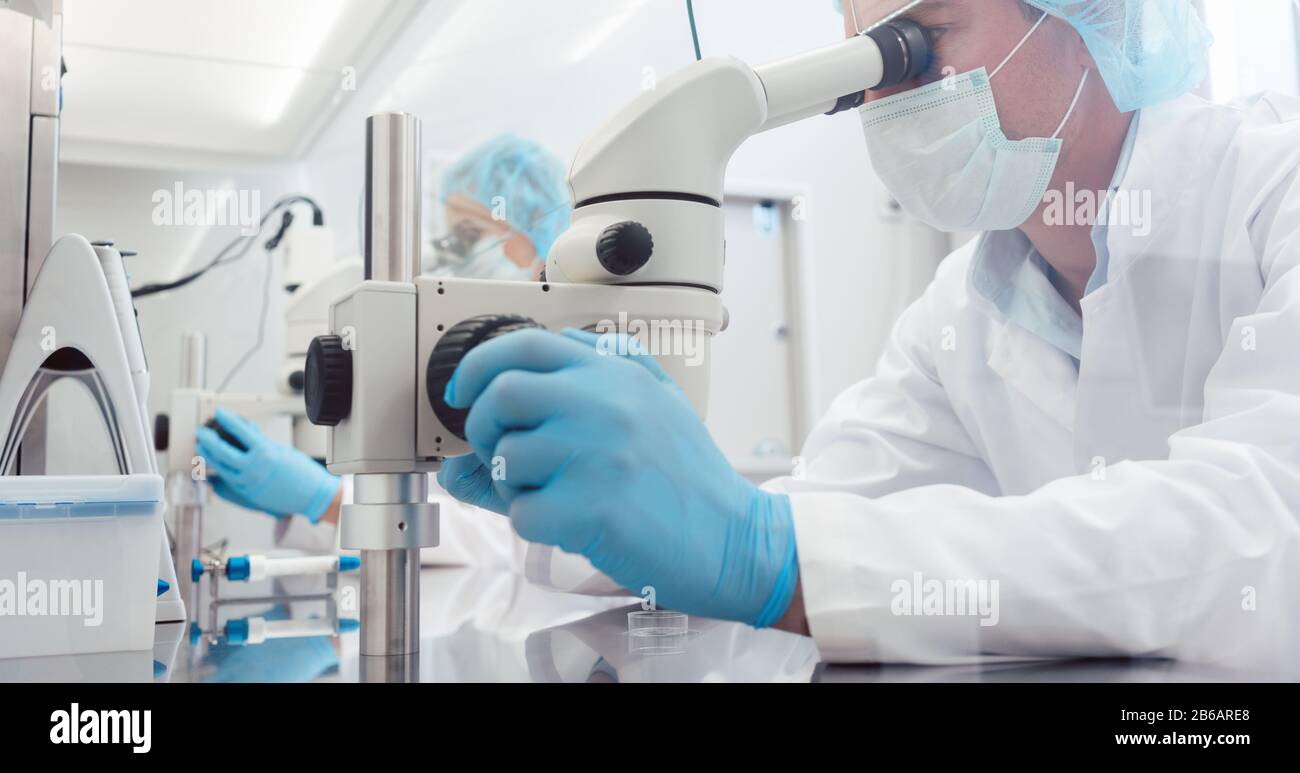 Técnicos de laboratorio de científicos que trabajan en el desarrollo de una vacuna Foto de stock