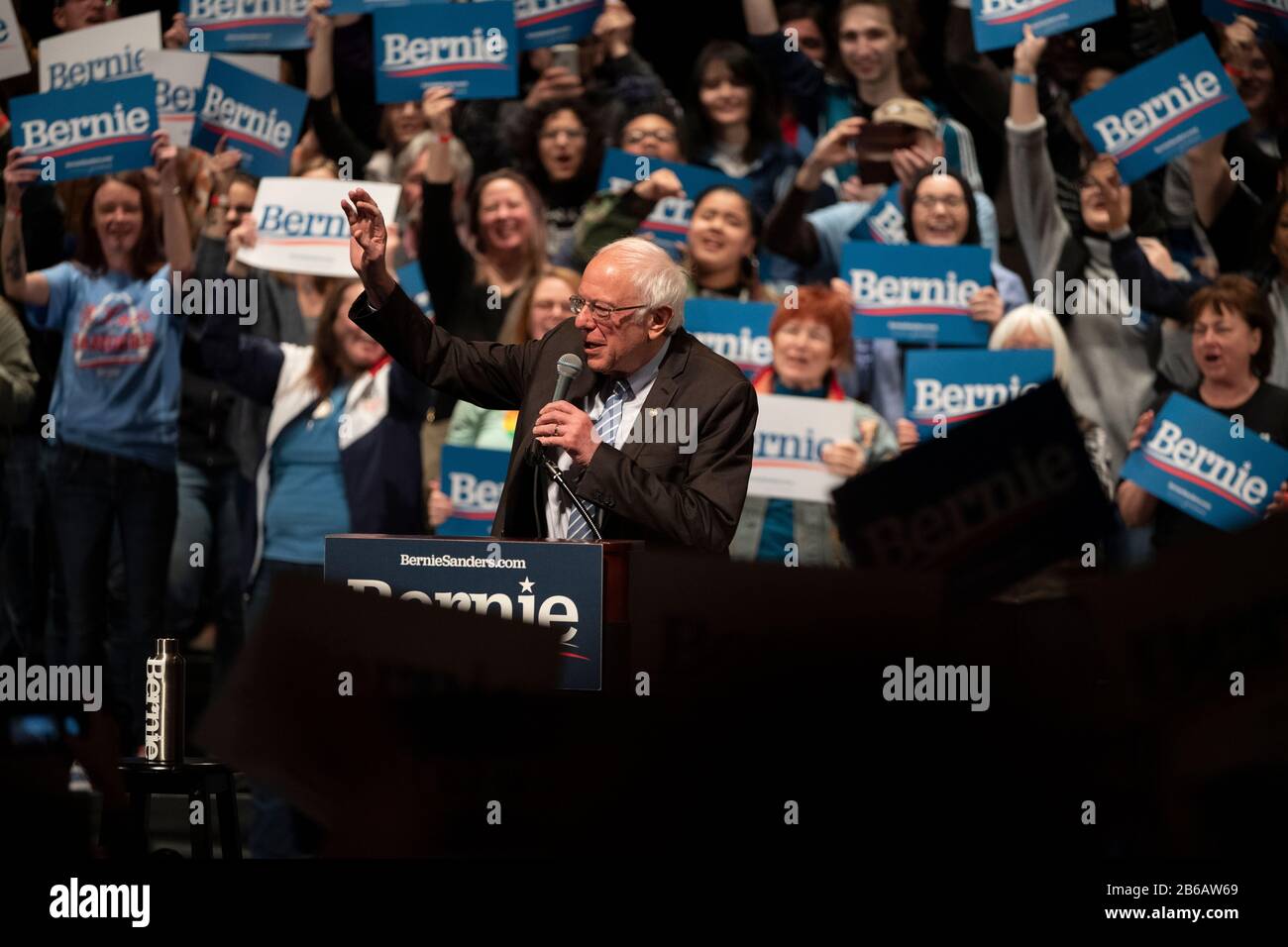 Saint Louis, MO, EE.UU. - 9 de marzo de 2020: El Senador Bernie Sanders se dirige a los partidarios del Bernie 2020 Rally en el centro de Saint Louis. Foto de stock