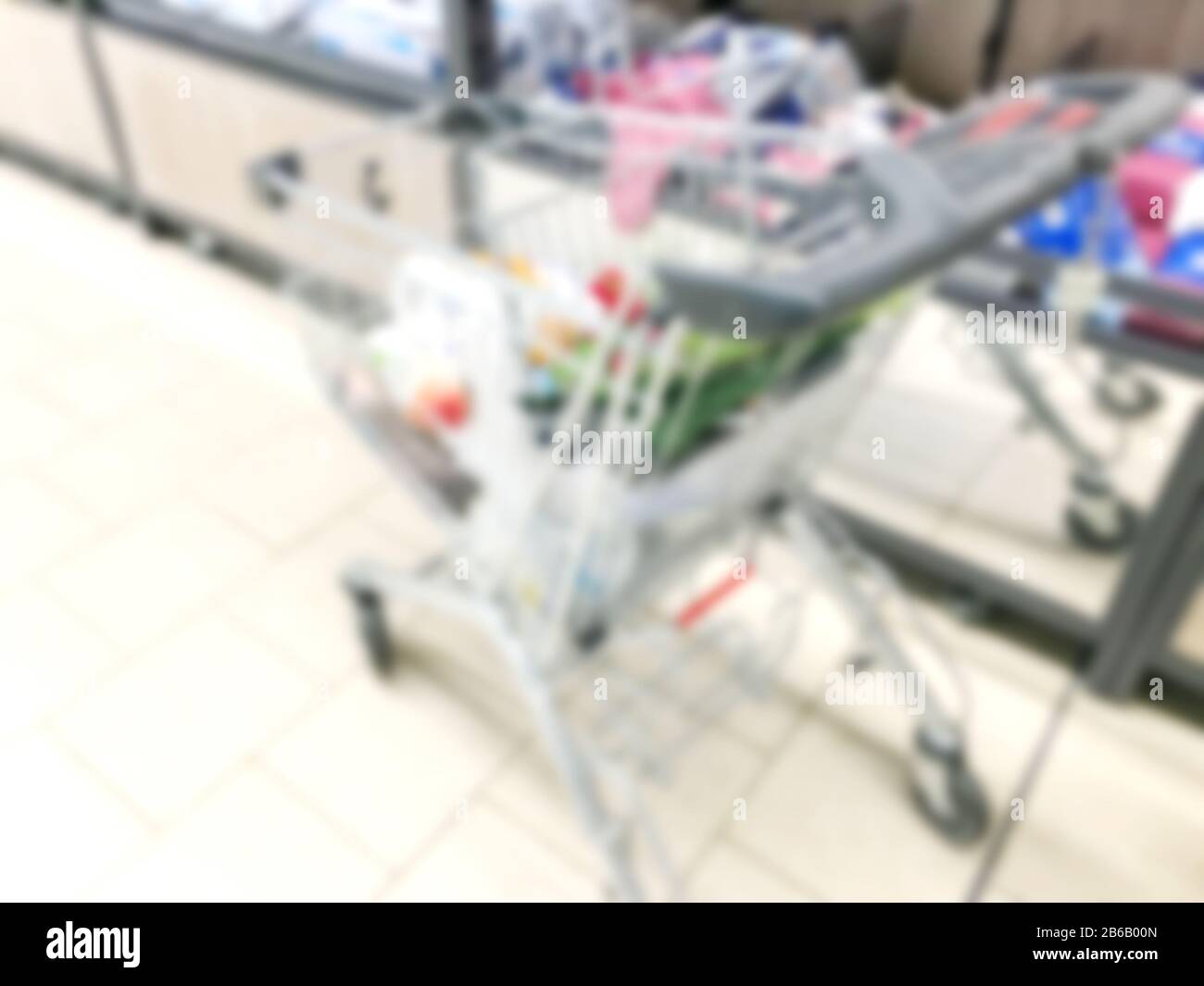 Carrito de compras en el supermercado de la ciudad. Foto de stock