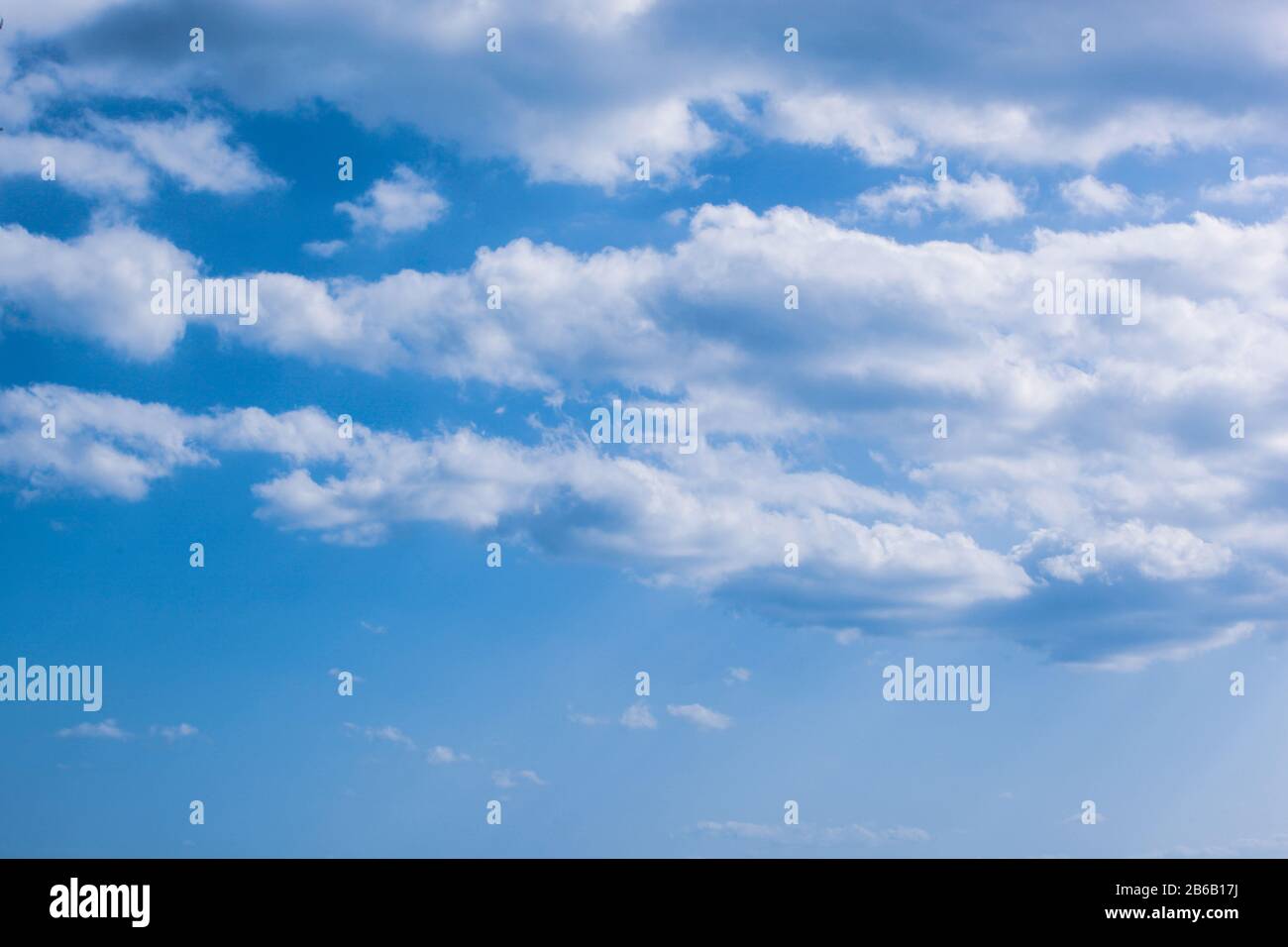 Las nubes blancas en el cielo azul Foto de stock