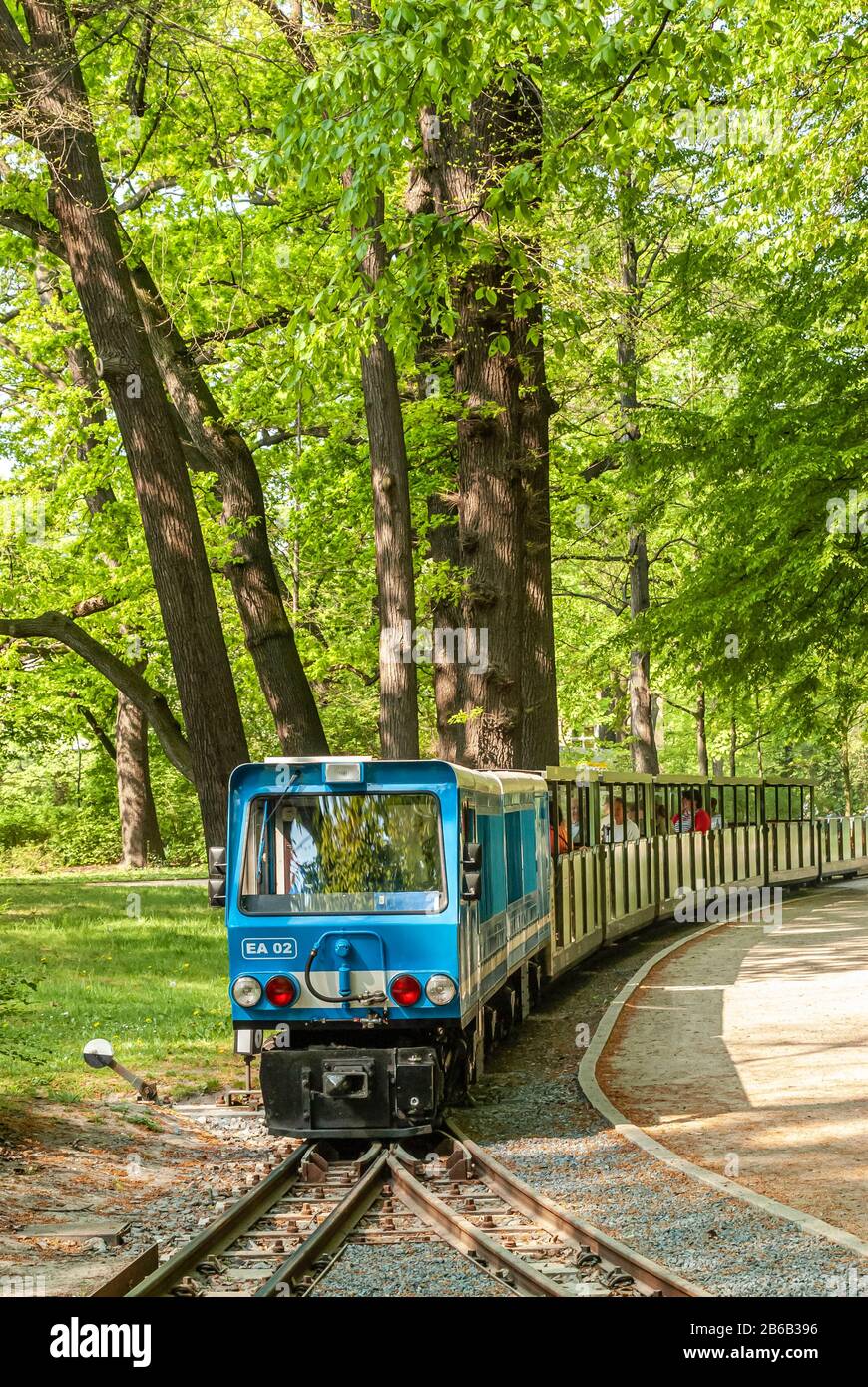 Trenes en miniatura en la Grossen Garten en Dresden, conocido como el Parkeisenbahn. Foto de stock