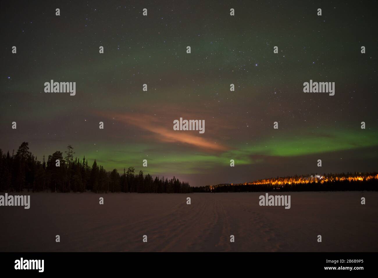 Hermosas luces verdes del Norte (Aurora Borealis) capturadas en Luosto, Laponia, Finlandia con cielo claro y estrellas. Foto de stock