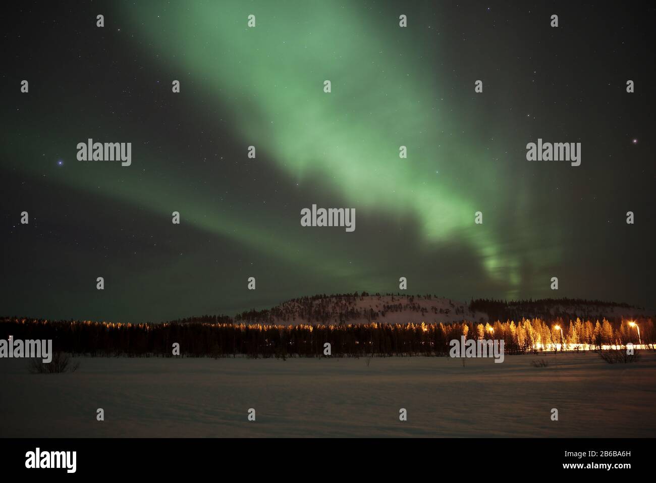 Hermosas luces verdes del Norte (Aurora Borealis) capturadas en Luosto, Laponia, Finlandia con cielo claro y estrellas. Foto de stock