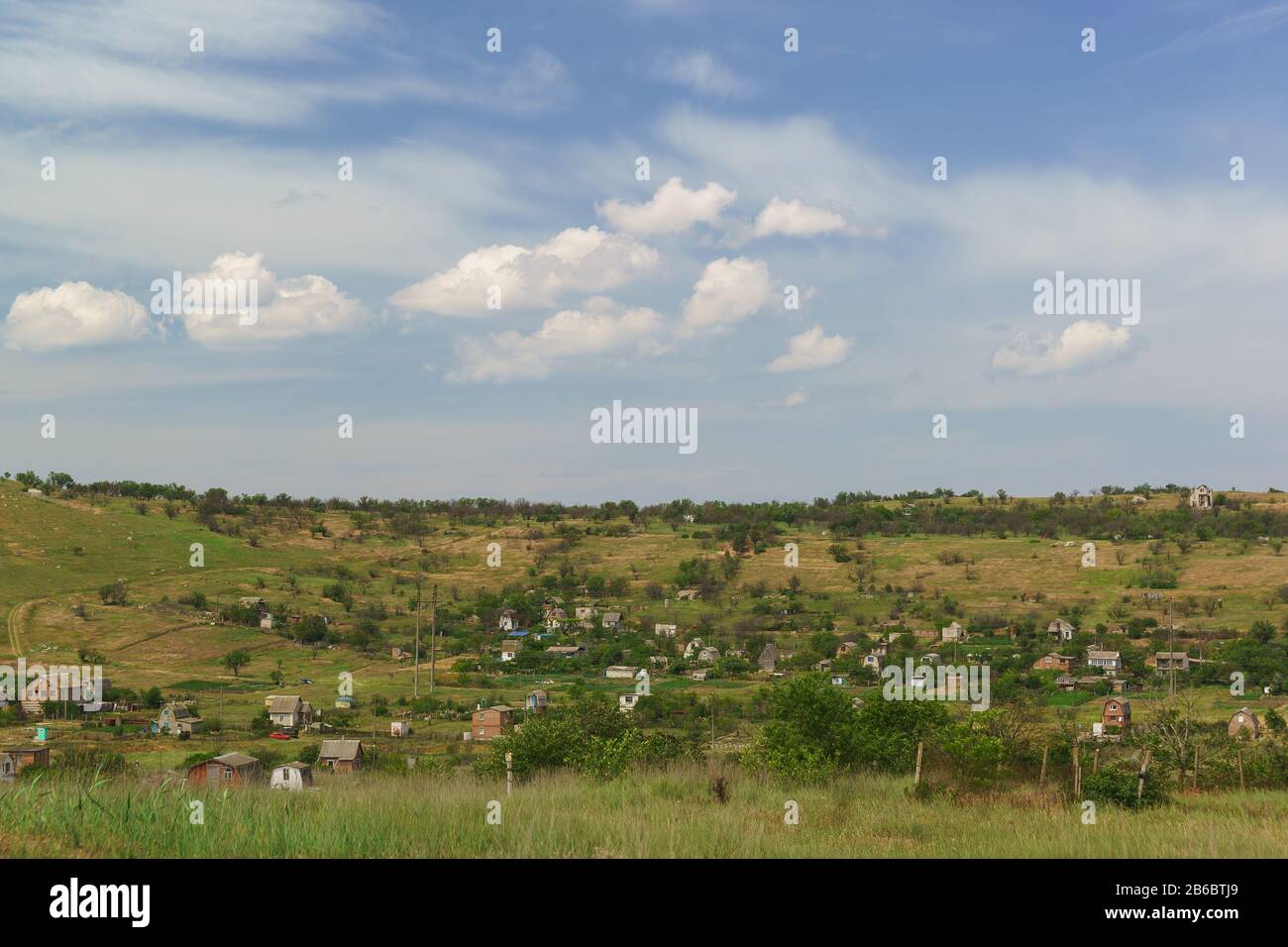Antiguo pueblo rural a las afueras de la ciudad de Kerch. Día soleado en mayo Foto de stock