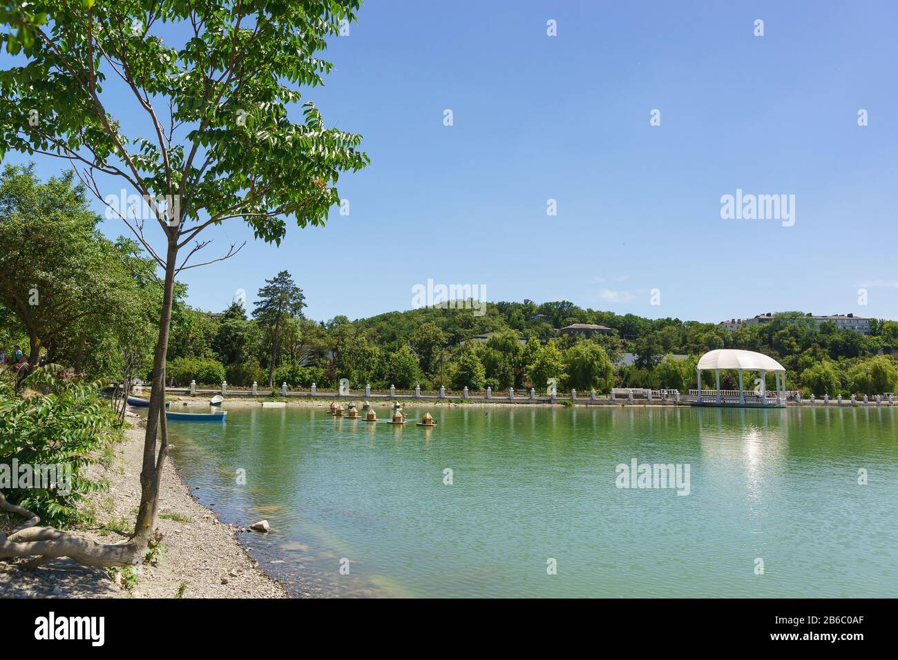 Las orillas verdes del lago de montaña Abrau. Un sereno día soleado en el pueblo de Abrau-Durso Foto de stock