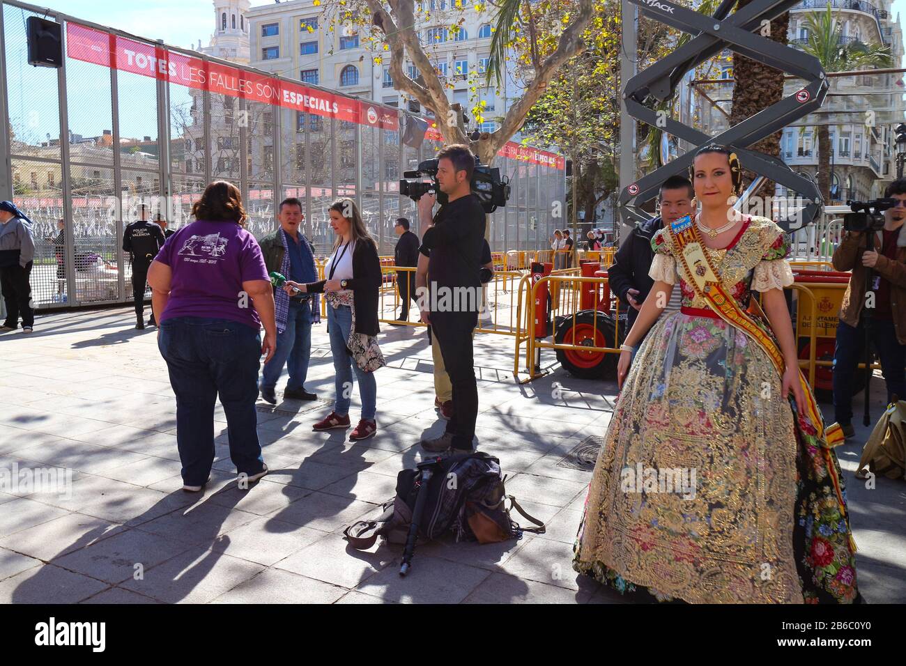 Entre bastidores en el festival de fallas con una falera tradicionalmente vestida y una entrevista con la famosa pirotécnica Reyes Martí. Foto de stock