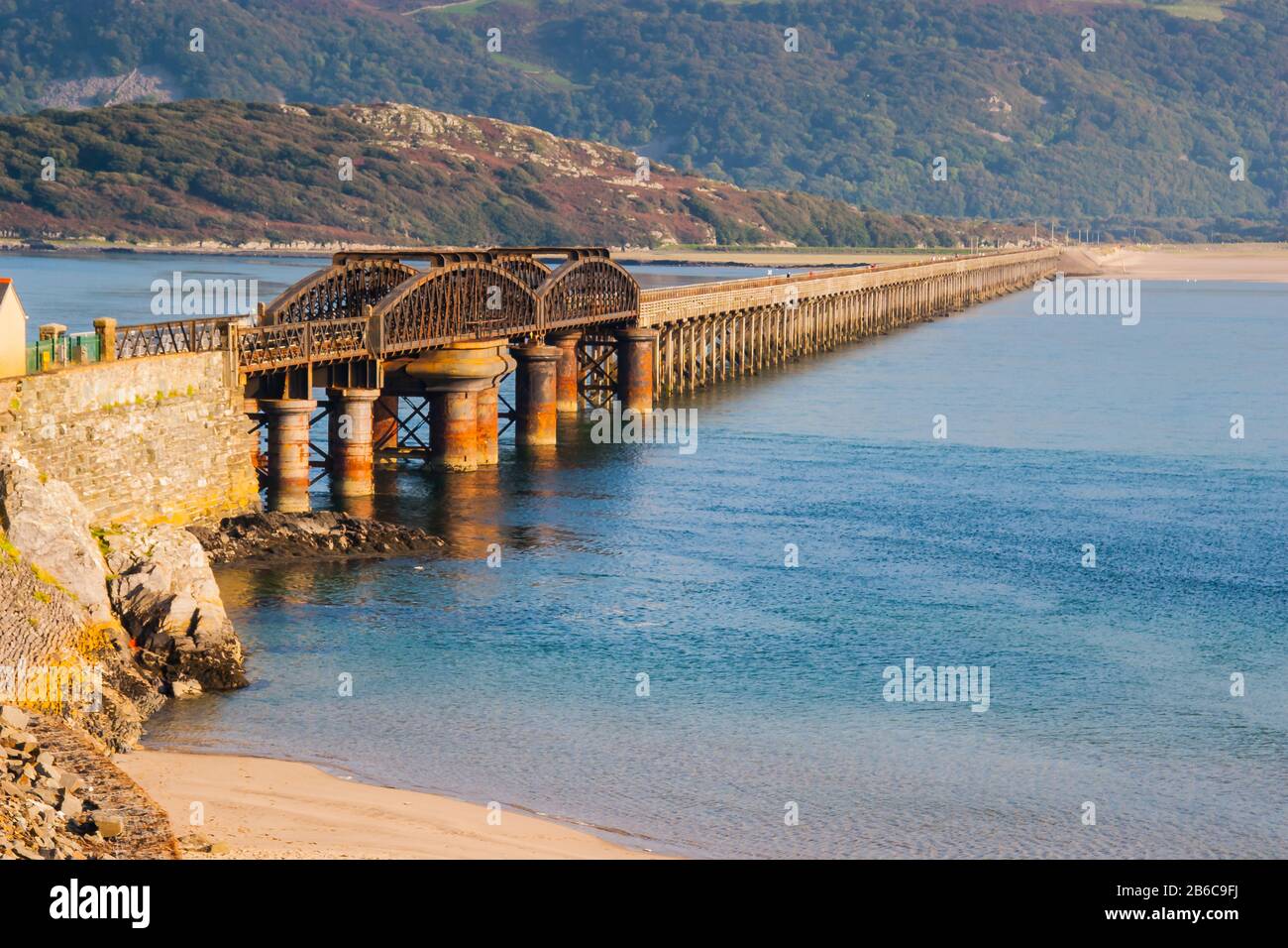 Barmouth Swing puente y puerto Foto de stock
