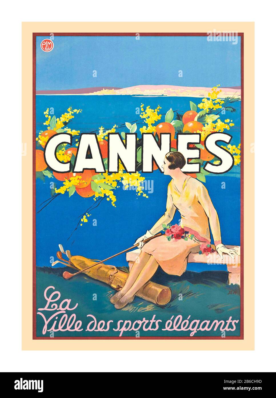 Cannes Vintage francés 1930 ilustración de cartel de viaje para Cannes, mostrando a una mujer que sostiene un club de golf y sentado sobre el mar Mediterráneo, ‘Cannes - la Ville des sports elegants’, CANNES LA CIUDAD DE LOS DEPORTES ELEGANTES 1930. Foto de stock
