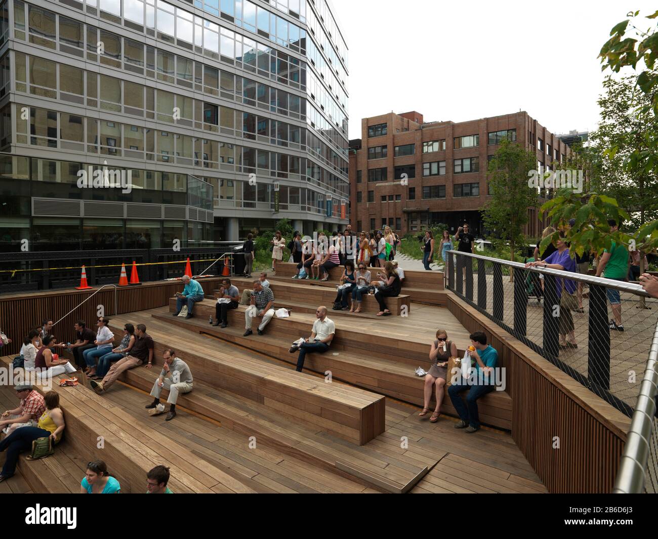 Personas en un auditorio, High Line Park, 17th Street, Manhattan, Nueva York, Estado de Nueva York, Estados Unidos Foto de stock