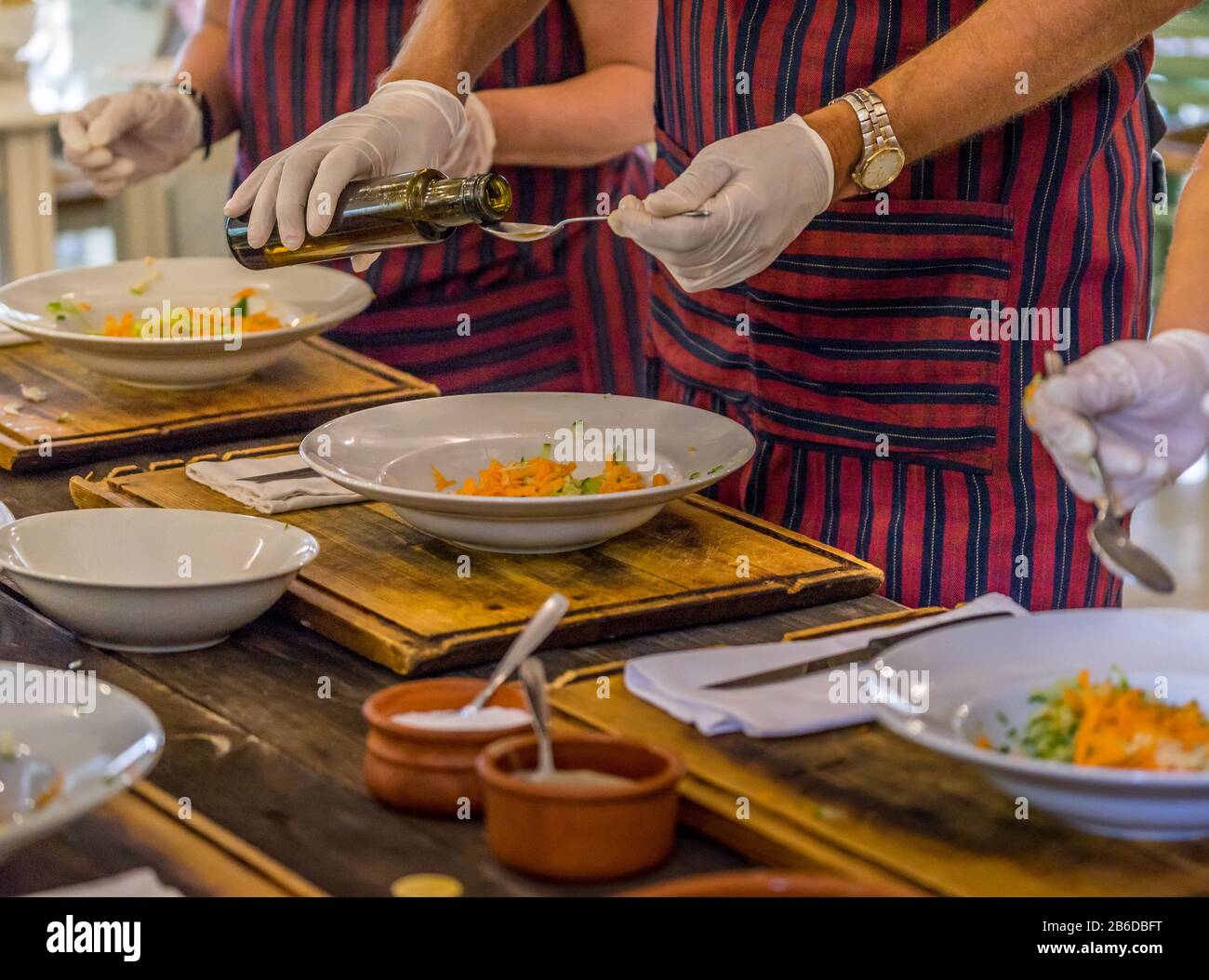 Los turis en clase de cocina aprenden a hacer zatziki zambullida Foto de stock